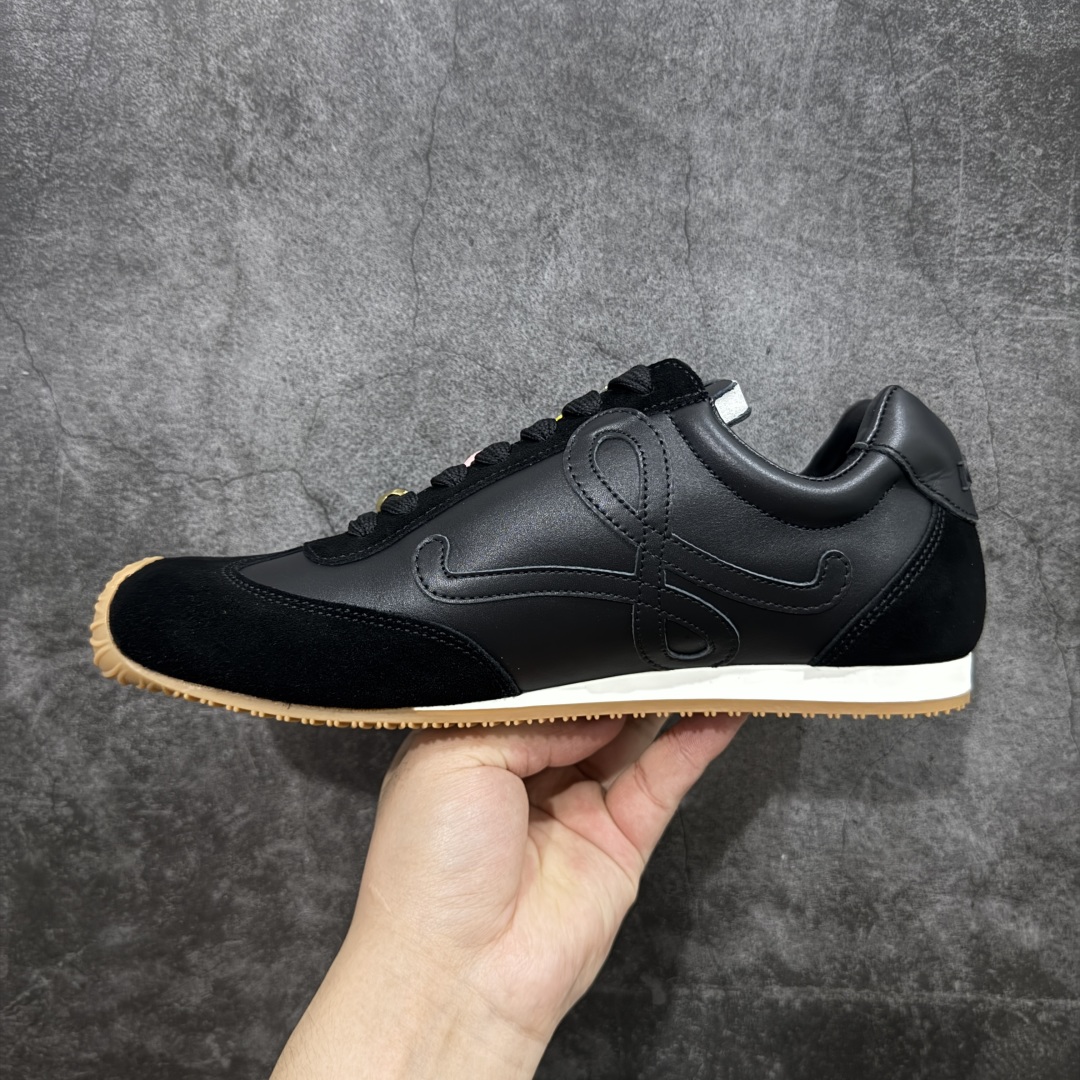 图片[2]-【X1顶级版本】任意细节不惧对比 外贸出口订单 广东原厂 罗意威LOEWE 2025 | Ballet Runner2.0 新款芭蕾舞鞋 超级棒 不对称鞋头造型，作为LOEWE的标志性设计 超柔软，轻便且灵活的鞋底，新的波浪纹理橡胶外底，延伸至鞋头，升级的柔软皮革内衬和鞋床，提供最大舒适感，后跟有3D注塑橡胶徽标，真皮和皮料混搭彰显复古风格 内增高拼色德训鞋 阿甘鞋 小白鞋 拼色拼接鞋面 非常高级隐藏式小内增高 脚后跟设计新颖 柔软舒适 会被评为年度最舒适的暴走鞋 如履平地 原版细节 鞋面由进口麂皮 牛皮 原版布拼接 牛皮垫脚 原版定制磨具组合大底 原盒包装 内娱明星杨幂等众多同款上脚 小红书 一系列素材图 极具爆款。 尺码 35 36 37 38 39 40 41 42 43 44 45-选品中心