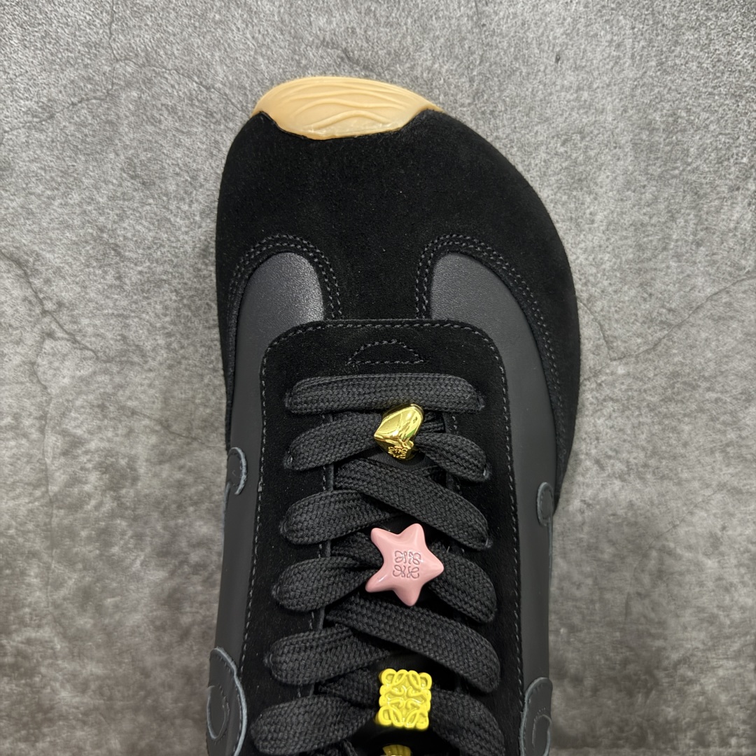 图片[5]-【X1顶级版本】任意细节不惧对比 外贸出口订单 广东原厂 罗意威LOEWE 2025 | Ballet Runner2.0 新款芭蕾舞鞋 超级棒 不对称鞋头造型，作为LOEWE的标志性设计 超柔软，轻便且灵活的鞋底，新的波浪纹理橡胶外底，延伸至鞋头，升级的柔软皮革内衬和鞋床，提供最大舒适感，后跟有3D注塑橡胶徽标，真皮和皮料混搭彰显复古风格 内增高拼色德训鞋 阿甘鞋 小白鞋 拼色拼接鞋面 非常高级隐藏式小内增高 脚后跟设计新颖 柔软舒适 会被评为年度最舒适的暴走鞋 如履平地 原版细节 鞋面由进口麂皮 牛皮 原版布拼接 牛皮垫脚 原版定制磨具组合大底 原盒包装 内娱明星杨幂等众多同款上脚 小红书 一系列素材图 极具爆款。 尺码 35 36 37 38 39 40 41 42 43 44 45-选品中心