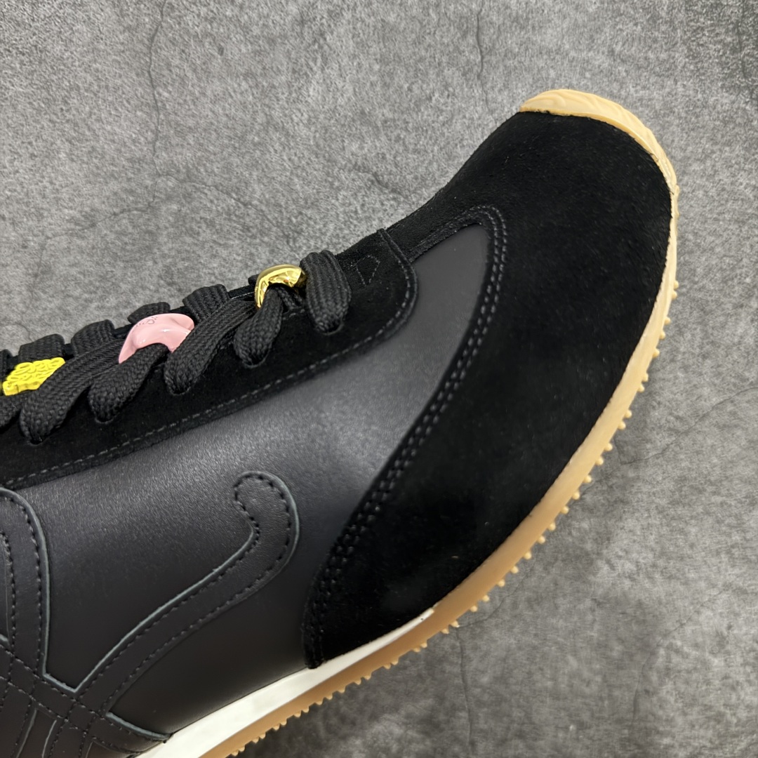 图片[6]-【X1顶级版本】任意细节不惧对比 外贸出口订单 广东原厂 罗意威LOEWE 2025 | Ballet Runner2.0 新款芭蕾舞鞋 超级棒 不对称鞋头造型，作为LOEWE的标志性设计 超柔软，轻便且灵活的鞋底，新的波浪纹理橡胶外底，延伸至鞋头，升级的柔软皮革内衬和鞋床，提供最大舒适感，后跟有3D注塑橡胶徽标，真皮和皮料混搭彰显复古风格 内增高拼色德训鞋 阿甘鞋 小白鞋 拼色拼接鞋面 非常高级隐藏式小内增高 脚后跟设计新颖 柔软舒适 会被评为年度最舒适的暴走鞋 如履平地 原版细节 鞋面由进口麂皮 牛皮 原版布拼接 牛皮垫脚 原版定制磨具组合大底 原盒包装 内娱明星杨幂等众多同款上脚 小红书 一系列素材图 极具爆款。 尺码 35 36 37 38 39 40 41 42 43 44 45-选品中心