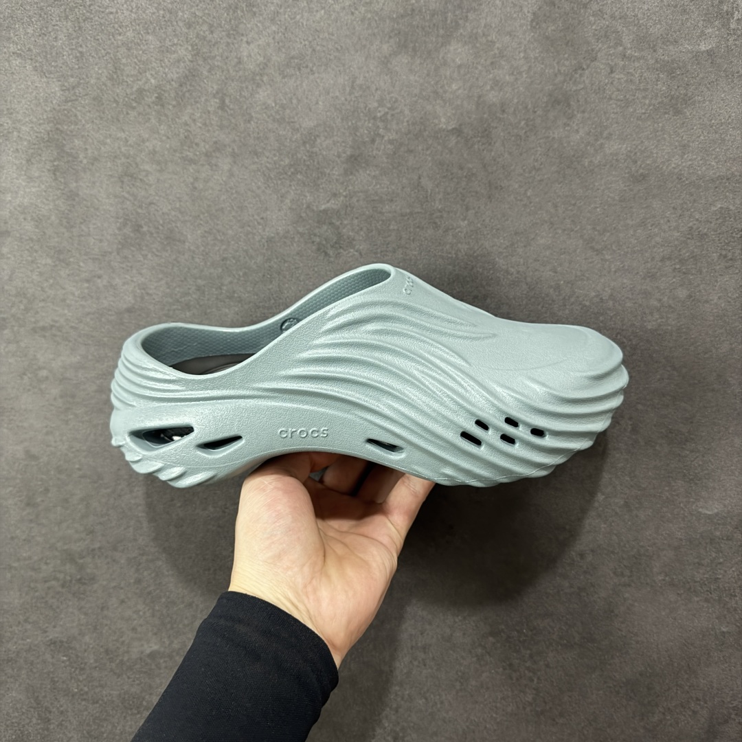 【莞产原厂 】Crocs卡骆驰 休闲系列EVA时尚舒适 洞洞鞋 旋风波波 经夏季两用沙滩洞洞鞋 凉鞋拖鞋 透明防水袋包装 注意配件需单独购买 超轻Croslite专利材料打造 鞋面更加耐用易清洗 同步官方尺码：M7（39-40）M8（41-42）M9（42-43）M10（43-44）M11（45-46）标准码-选品中心