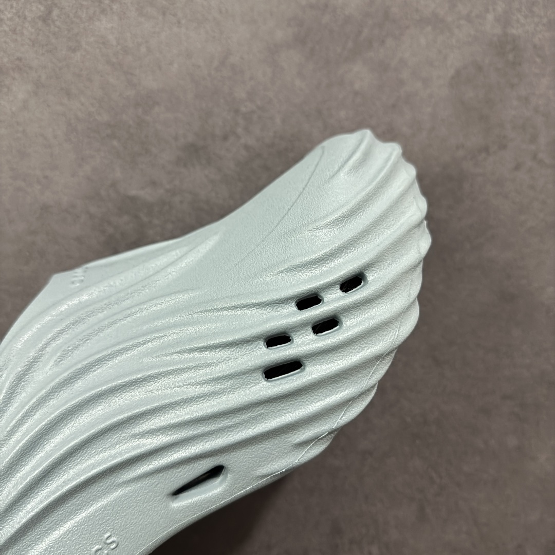 图片[5]-【莞产原厂 】Crocs卡骆驰 休闲系列EVA时尚舒适 洞洞鞋 旋风波波 经夏季两用沙滩洞洞鞋 凉鞋拖鞋 透明防水袋包装 注意配件需单独购买 超轻Croslite专利材料打造 鞋面更加耐用易清洗 同步官方尺码：M7（39-40）M8（41-42）M9（42-43）M10（43-44）M11（45-46）标准码-选品中心