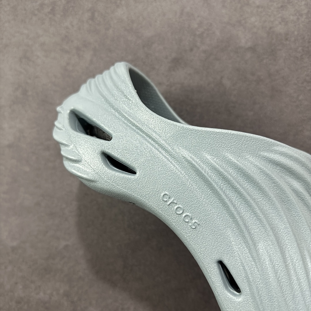 图片[6]-【莞产原厂 】Crocs卡骆驰 休闲系列EVA时尚舒适 洞洞鞋 旋风波波 经夏季两用沙滩洞洞鞋 凉鞋拖鞋 透明防水袋包装 注意配件需单独购买 超轻Croslite专利材料打造 鞋面更加耐用易清洗 同步官方尺码：M7（39-40）M8（41-42）M9（42-43）M10（43-44）M11（45-46）标准码-选品中心