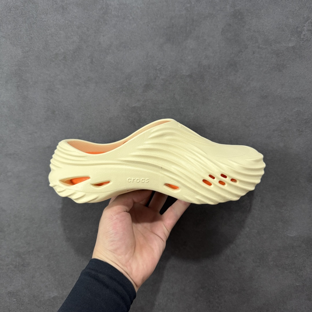 【莞产原厂 】Crocs卡骆驰 休闲系列EVA时尚舒适 洞洞鞋 旋风波波 经夏季两用沙滩洞洞鞋 凉鞋拖鞋 透明防水袋包装 注意配件需单独购买 超轻Croslite专利材料打造 鞋面更加耐用易清洗 同步官方尺码:M7(39-40)M8(41-42)M9(42-43)M10(43-44)M11(45-46)标准码-选品中心