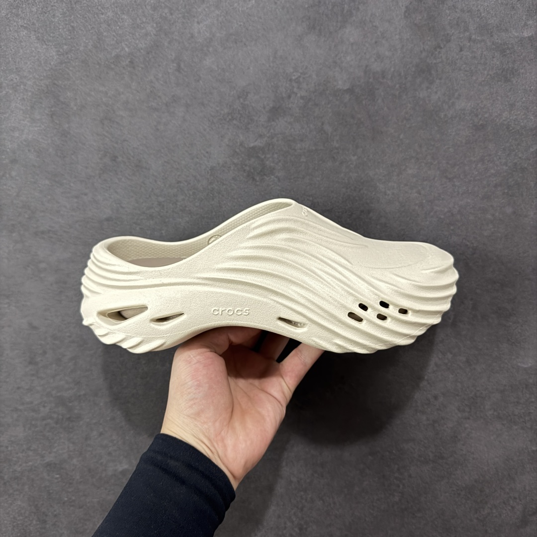 【莞产原厂 】Crocs卡骆驰 休闲系列EVA时尚舒适 洞洞鞋 旋风波波 经夏季两用沙滩洞洞鞋 凉鞋拖鞋 透明防水袋包装 注意配件需单独购买 超轻Croslite专利材料打造 鞋面更加耐用易清洗 同步官方尺码:M7(39-40)M8(41-42)M9(42-43)M10(43-44)M11(45-46)标准码-选品中心