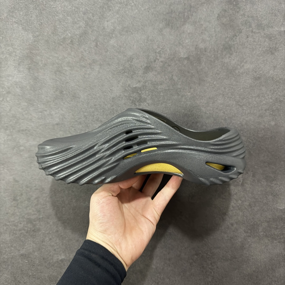 图片[2]-【莞产原厂 】Crocs卡骆驰 休闲系列EVA时尚舒适 洞洞鞋 旋风波波 经夏季两用沙滩洞洞鞋 凉鞋拖鞋 透明防水袋包装 注意配件需单独购买 超轻Croslite专利材料打造 鞋面更加耐用易清洗 同步官方尺码：M7（39-40）M8（41-42）M9（42-43）M10（43-44）M11（45-46）标准码-选品中心