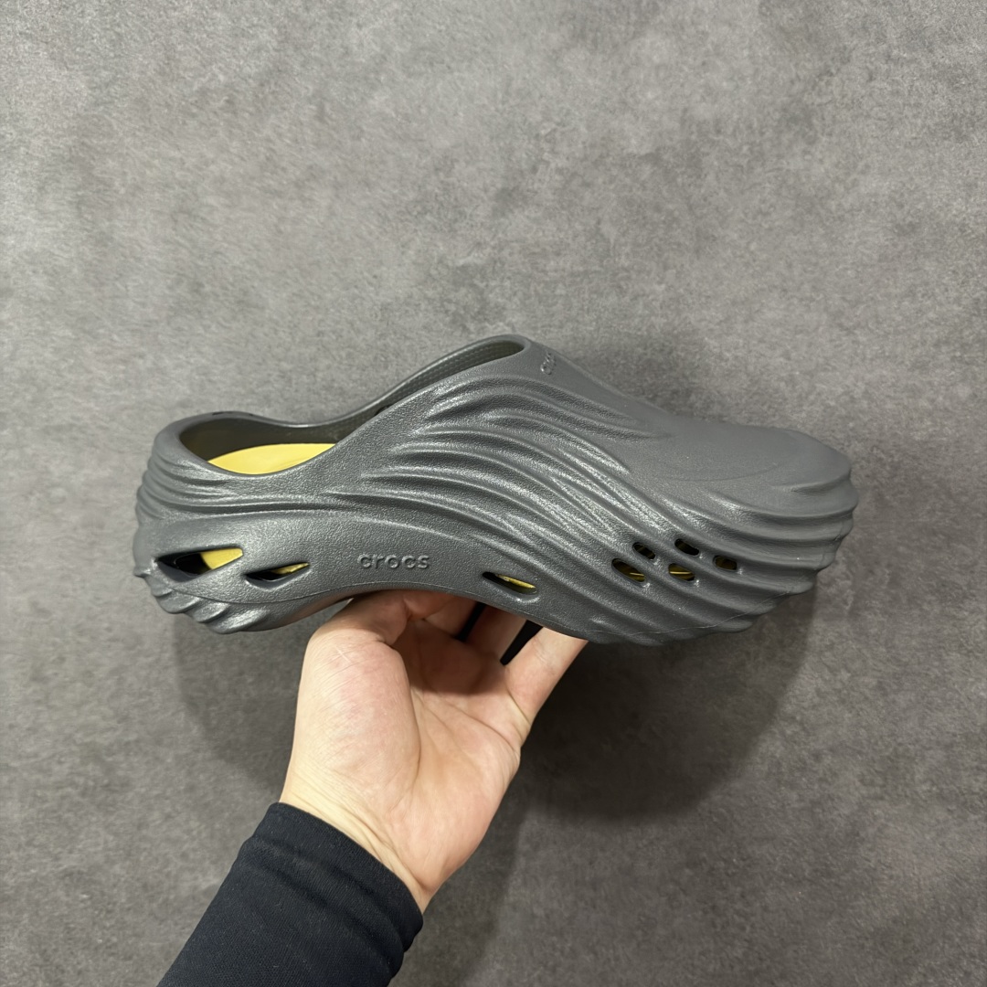 【莞产原厂 】Crocs卡骆驰 休闲系列EVA时尚舒适 洞洞鞋 旋风波波 经夏季两用沙滩洞洞鞋 凉鞋拖鞋 透明防水袋包装 注意配件需单独购买 超轻Croslite专利材料打造 鞋面更加耐用易清洗 同步官方尺码:M7(39-40)M8(41-42)M9(42-43)M10(43-44)M11(45-46)标准码-选品中心