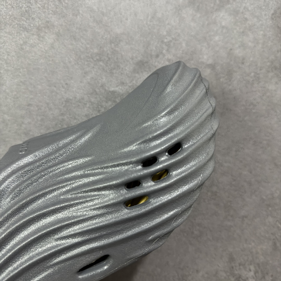 图片[5]-【莞产原厂 】Crocs卡骆驰 休闲系列EVA时尚舒适 洞洞鞋 旋风波波 经夏季两用沙滩洞洞鞋 凉鞋拖鞋 透明防水袋包装 注意配件需单独购买 超轻Croslite专利材料打造 鞋面更加耐用易清洗 同步官方尺码：M7（39-40）M8（41-42）M9（42-43）M10（43-44）M11（45-46）标准码-选品中心