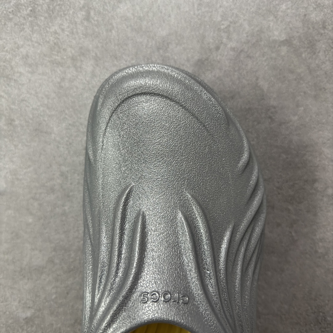 图片[8]-【莞产原厂 】Crocs卡骆驰 休闲系列EVA时尚舒适 洞洞鞋 旋风波波 经夏季两用沙滩洞洞鞋 凉鞋拖鞋 透明防水袋包装 注意配件需单独购买 超轻Croslite专利材料打造 鞋面更加耐用易清洗 同步官方尺码：M7（39-40）M8（41-42）M9（42-43）M10（43-44）M11（45-46）标准码-选品中心