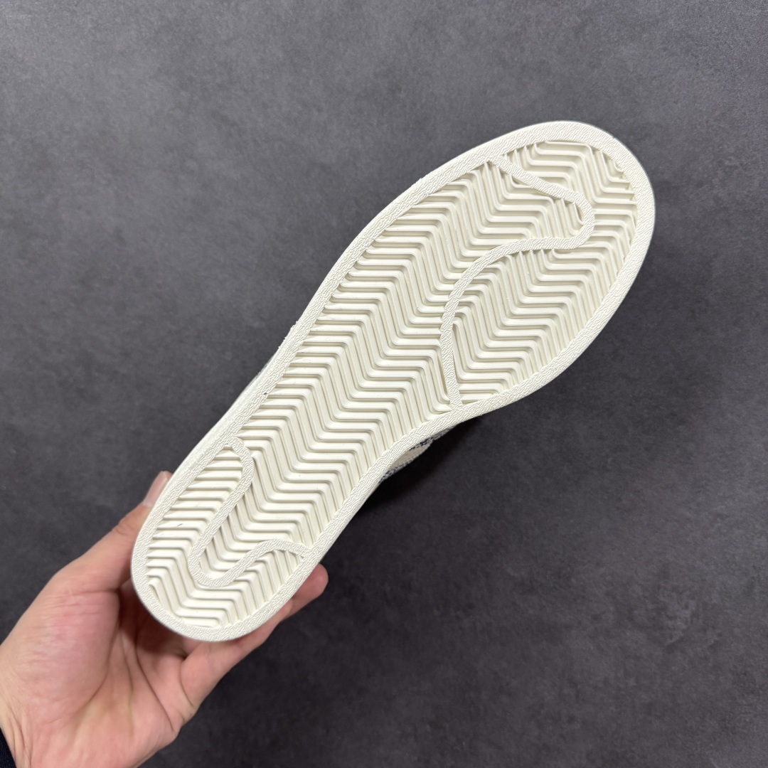 图片[9]-【定制版】Stussy x Adidas Original Superstar 斯图西 x 阿迪达斯 低帮联名米白蓝 贝壳头防滑耐磨轻便板鞋 鞋身整体采用米白色皮革打造，搭配经典米白贝壳头，鞋身两侧经典锯齿三条杠Logo采用蓝色点缀，侧身点缀蓝色Superstar字样，鞋舌上以蓝色Stussy及Adidas字样呈现，瞬间提升鞋子的时尚程度，后跟装饰片辅以蓝色皮革制作并带有白色Adidas字样及三叶草LLogo，后跟印有Stussy字样，彰显联名身份，最后以米白色中底搭配同色橡胶外底完善整体设计收尾。 货号：XG0009 尺码：36-45-选品中心