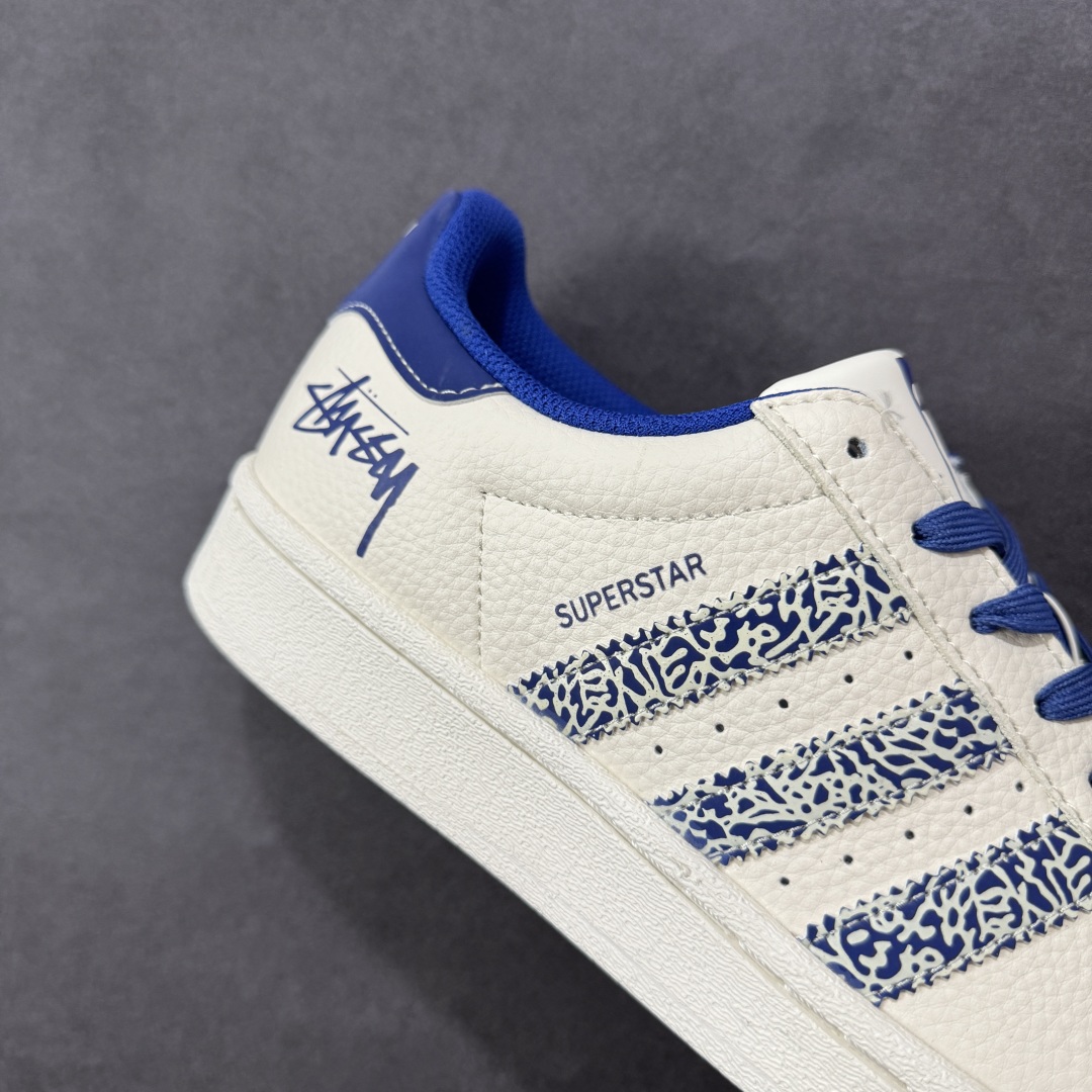 图片[6]-【定制版】Stussy x Adidas Original Superstar 斯图西 x 阿迪达斯 低帮联名米白蓝 贝壳头防滑耐磨轻便板鞋 鞋身整体采用米白色皮革打造，搭配经典米白贝壳头，鞋身两侧经典锯齿三条杠Logo采用蓝色点缀，侧身点缀蓝色Superstar字样，鞋舌上以蓝色Stussy及Adidas字样呈现，瞬间提升鞋子的时尚程度，后跟装饰片辅以蓝色皮革制作并带有白色Adidas字样及三叶草LLogo，后跟印有Stussy字样，彰显联名身份，最后以米白色中底搭配同色橡胶外底完善整体设计收尾。 货号：XG0009 尺码：36-45-选品中心