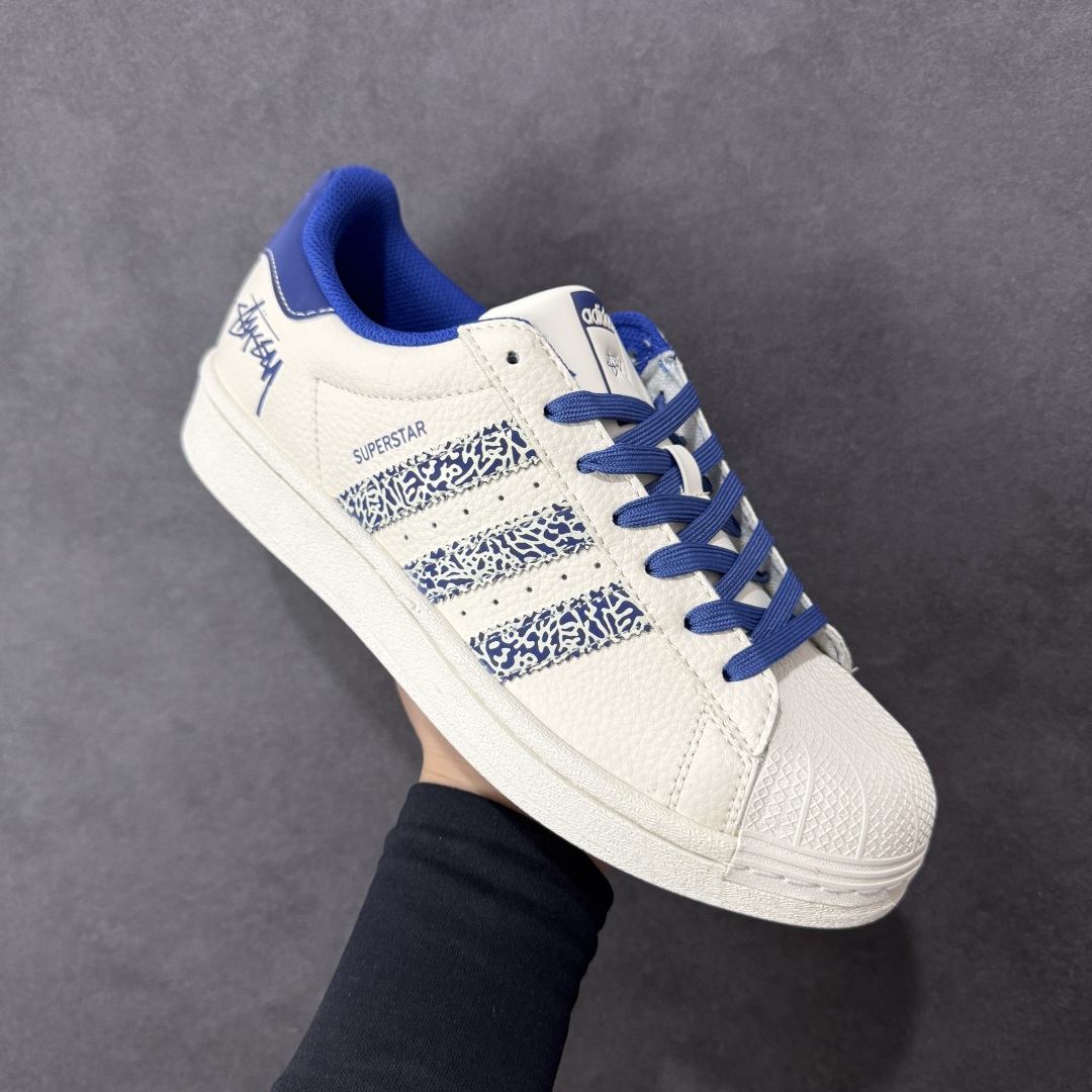 图片[3]-【定制版】Stussy x Adidas Original Superstar 斯图西 x 阿迪达斯 低帮联名米白蓝 贝壳头防滑耐磨轻便板鞋 鞋身整体采用米白色皮革打造，搭配经典米白贝壳头，鞋身两侧经典锯齿三条杠Logo采用蓝色点缀，侧身点缀蓝色Superstar字样，鞋舌上以蓝色Stussy及Adidas字样呈现，瞬间提升鞋子的时尚程度，后跟装饰片辅以蓝色皮革制作并带有白色Adidas字样及三叶草LLogo，后跟印有Stussy字样，彰显联名身份，最后以米白色中底搭配同色橡胶外底完善整体设计收尾。 货号：XG0009 尺码：36-45-选品中心