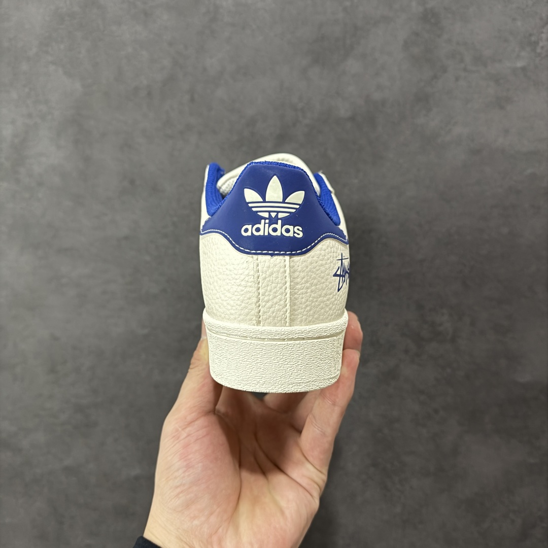 图片[4]-【定制版】Stussy x Adidas Original Superstar 斯图西 x 阿迪达斯 低帮联名米白蓝 贝壳头防滑耐磨轻便板鞋 鞋身整体采用米白色皮革打造，搭配经典米白贝壳头，鞋身两侧经典锯齿三条杠Logo采用蓝色点缀，侧身点缀蓝色Superstar字样，鞋舌上以蓝色Stussy及Adidas字样呈现，瞬间提升鞋子的时尚程度，后跟装饰片辅以蓝色皮革制作并带有白色Adidas字样及三叶草LLogo，后跟印有Stussy字样，彰显联名身份，最后以米白色中底搭配同色橡胶外底完善整体设计收尾。 货号：XG0009 尺码：36-45-选品中心