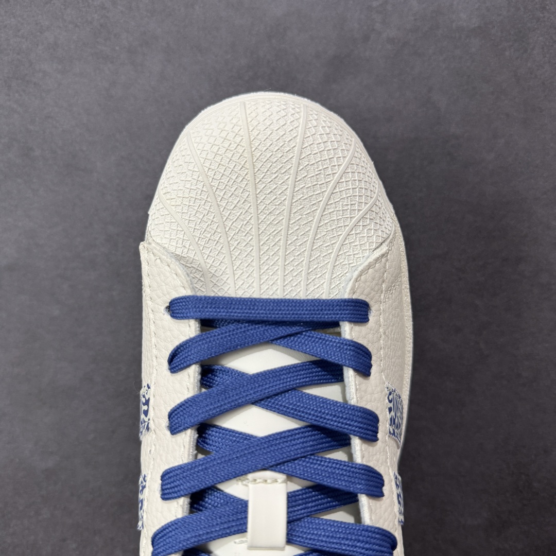 图片[8]-【定制版】Stussy x Adidas Original Superstar 斯图西 x 阿迪达斯 低帮联名米白蓝 贝壳头防滑耐磨轻便板鞋 鞋身整体采用米白色皮革打造，搭配经典米白贝壳头，鞋身两侧经典锯齿三条杠Logo采用蓝色点缀，侧身点缀蓝色Superstar字样，鞋舌上以蓝色Stussy及Adidas字样呈现，瞬间提升鞋子的时尚程度，后跟装饰片辅以蓝色皮革制作并带有白色Adidas字样及三叶草LLogo，后跟印有Stussy字样，彰显联名身份，最后以米白色中底搭配同色橡胶外底完善整体设计收尾。 货号：XG0009 尺码：36-45-选品中心