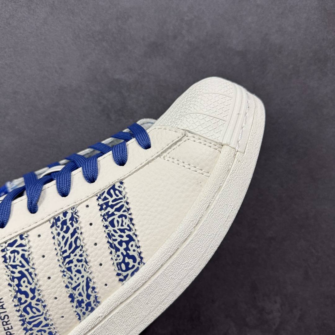 图片[5]-【定制版】Stussy x Adidas Original Superstar 斯图西 x 阿迪达斯 低帮联名米白蓝 贝壳头防滑耐磨轻便板鞋 鞋身整体采用米白色皮革打造，搭配经典米白贝壳头，鞋身两侧经典锯齿三条杠Logo采用蓝色点缀，侧身点缀蓝色Superstar字样，鞋舌上以蓝色Stussy及Adidas字样呈现，瞬间提升鞋子的时尚程度，后跟装饰片辅以蓝色皮革制作并带有白色Adidas字样及三叶草LLogo，后跟印有Stussy字样，彰显联名身份，最后以米白色中底搭配同色橡胶外底完善整体设计收尾。 货号：XG0009 尺码：36-45-选品中心