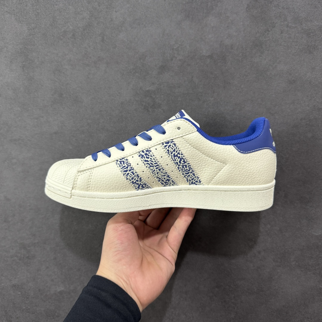 图片[2]-【定制版】Stussy x Adidas Original Superstar 斯图西 x 阿迪达斯 低帮联名米白蓝 贝壳头防滑耐磨轻便板鞋 鞋身整体采用米白色皮革打造，搭配经典米白贝壳头，鞋身两侧经典锯齿三条杠Logo采用蓝色点缀，侧身点缀蓝色Superstar字样，鞋舌上以蓝色Stussy及Adidas字样呈现，瞬间提升鞋子的时尚程度，后跟装饰片辅以蓝色皮革制作并带有白色Adidas字样及三叶草LLogo，后跟印有Stussy字样，彰显联名身份，最后以米白色中底搭配同色橡胶外底完善整体设计收尾。 货号：XG0009 尺码：36-45-选品中心
