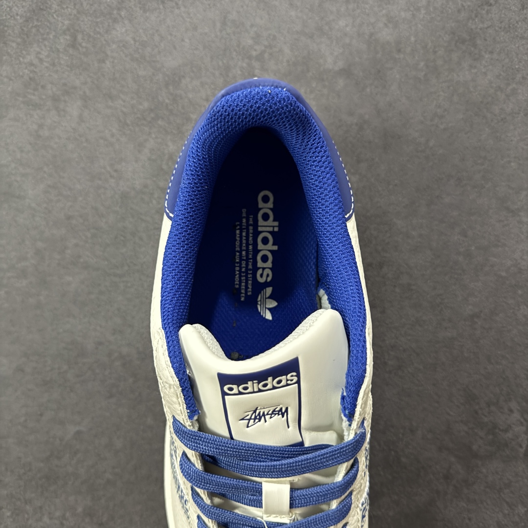 图片[7]-【定制版】Stussy x Adidas Original Superstar 斯图西 x 阿迪达斯 低帮联名米白蓝 贝壳头防滑耐磨轻便板鞋 鞋身整体采用米白色皮革打造，搭配经典米白贝壳头，鞋身两侧经典锯齿三条杠Logo采用蓝色点缀，侧身点缀蓝色Superstar字样，鞋舌上以蓝色Stussy及Adidas字样呈现，瞬间提升鞋子的时尚程度，后跟装饰片辅以蓝色皮革制作并带有白色Adidas字样及三叶草LLogo，后跟印有Stussy字样，彰显联名身份，最后以米白色中底搭配同色橡胶外底完善整体设计收尾。 货号：XG0009 尺码：36-45-选品中心