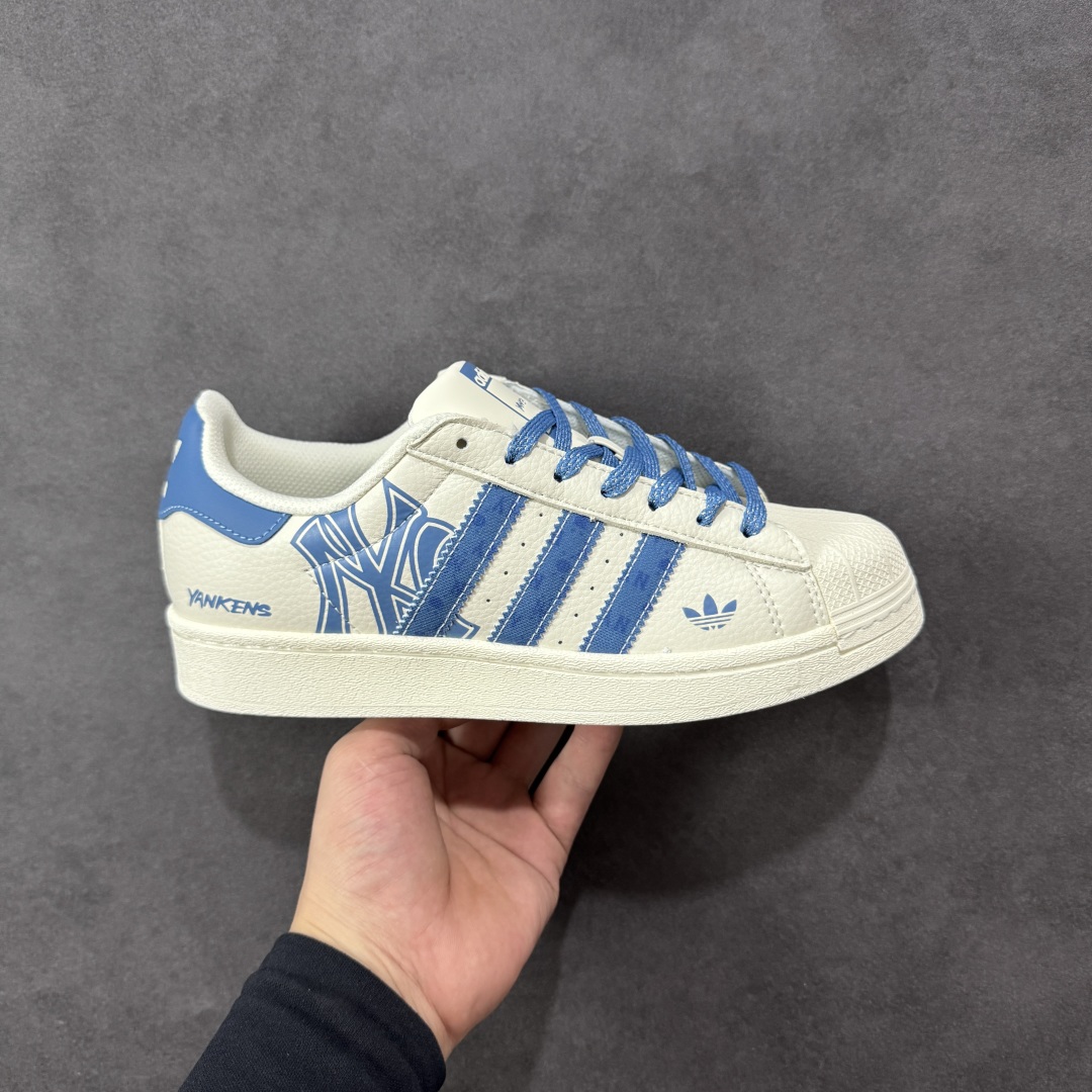 【定制版】AD Originals Superstar x MLB 白蓝 采用全新头层拼接皮革材质 后跟采用特色3D立体印字 渠道正品订单 诠释市场最高工艺水平 全鞋进口头层皮料打造 区别市面普通真标版本,进出专柜无压力 货号:XS0012 尺码:36-45-选品中心