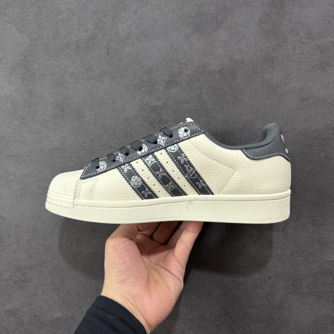 图片[2]-【定制版】AD Originals Superstar x LV 采用全新头层拼接皮革材质 后跟采用特色3D立体印字 渠道正品订单 诠释市场最高工艺水平 全鞋进口头层皮料打造 区别市面普通真标版本，进出专柜无压力 货号：AD8009 尺码：36-45-选品中心