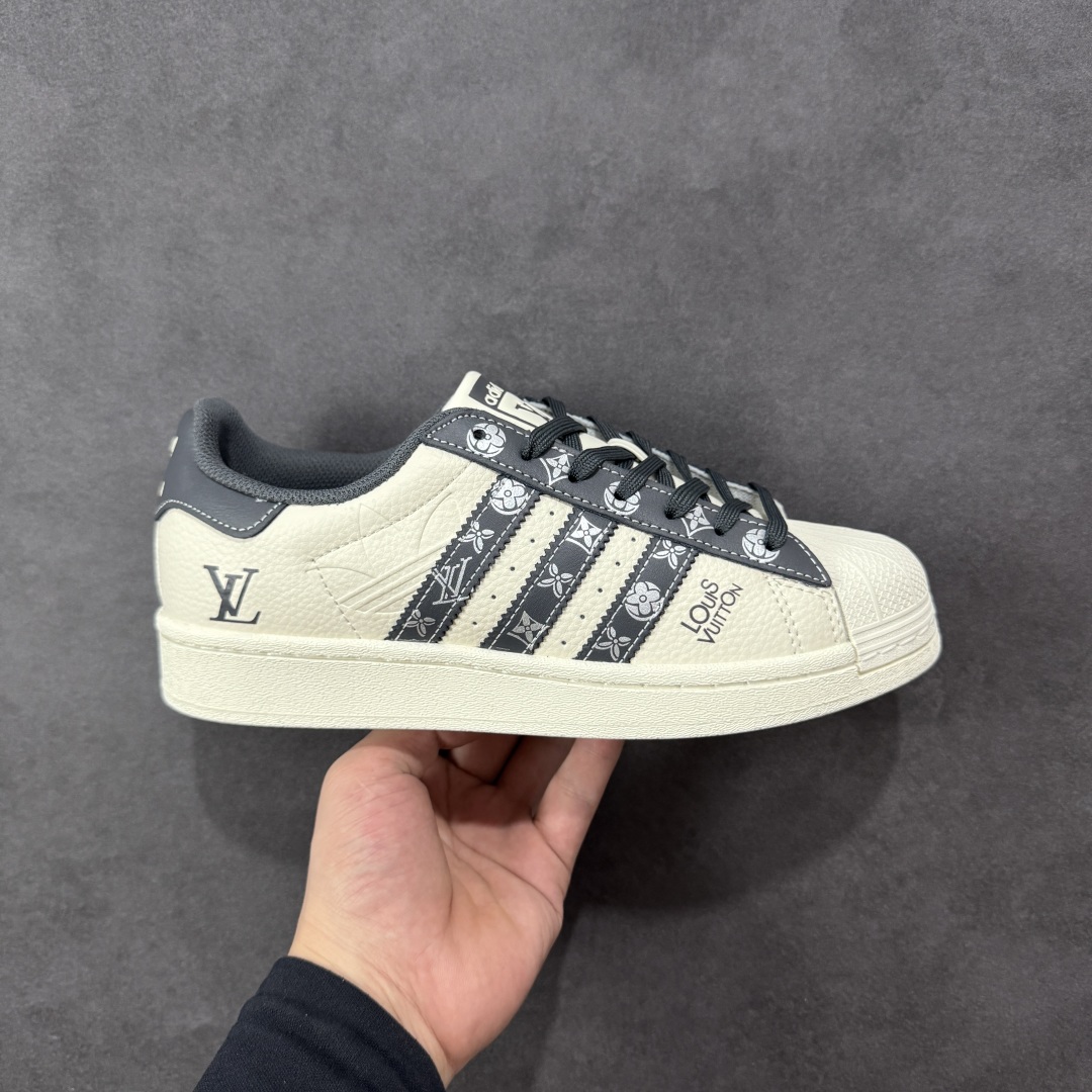 【定制版】AD Originals Superstar x LV 采用全新头层拼接皮革材质 后跟采用特色3D立体印字 渠道正品订单 诠释市场最高工艺水平 全鞋进口头层皮料打造 区别市面普通真标版本,进出专柜无压力 货号:AD8009 尺码:36-45-选品中心