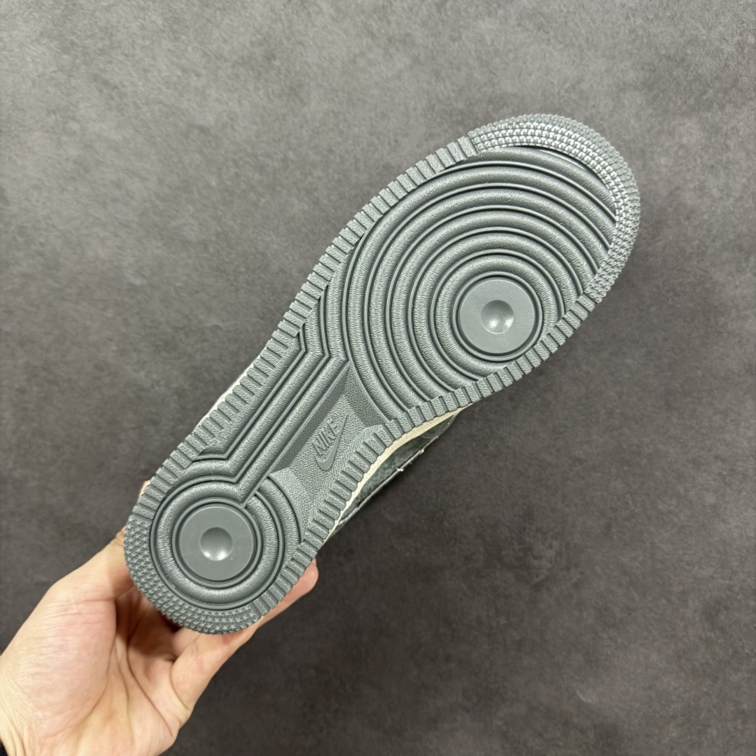 图片[9]-【定制版】Nike Air Force 1\’07 Low \”Grey faced Prince\” 灰脸王子 空军一号低帮休闲板鞋 YD2452-808  #《灰王子》是英国作家芭贝·柯尔创作的儿童绘本 ，获1988年凯特·格林纳威大奖提名奖，适合3岁以上儿童阅读。故事的主角灰王子瘦瘦矮矮、头发乱蓬蓬、满脸小痘痘，与他强壮结实、毛发浓密的三个哥哥形成鲜明对比  尺码：36 36.5 37.5 38 38.5 39 40 40.5 41 42 42.5 43 44 44.5 45-选品中心