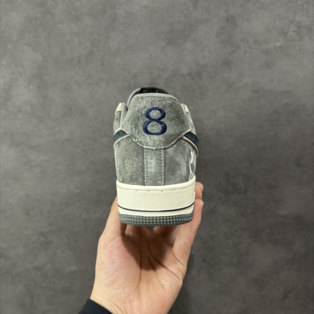 图片[4]-【定制版】Nike Air Force 1\’07 Low \”Grey faced Prince\” 灰脸王子 空军一号低帮休闲板鞋 YD2452-808  #《灰王子》是英国作家芭贝·柯尔创作的儿童绘本 ，获1988年凯特·格林纳威大奖提名奖，适合3岁以上儿童阅读。故事的主角灰王子瘦瘦矮矮、头发乱蓬蓬、满脸小痘痘，与他强壮结实、毛发浓密的三个哥哥形成鲜明对比  尺码：36 36.5 37.5 38 38.5 39 40 40.5 41 42 42.5 43 44 44.5 45-选品中心