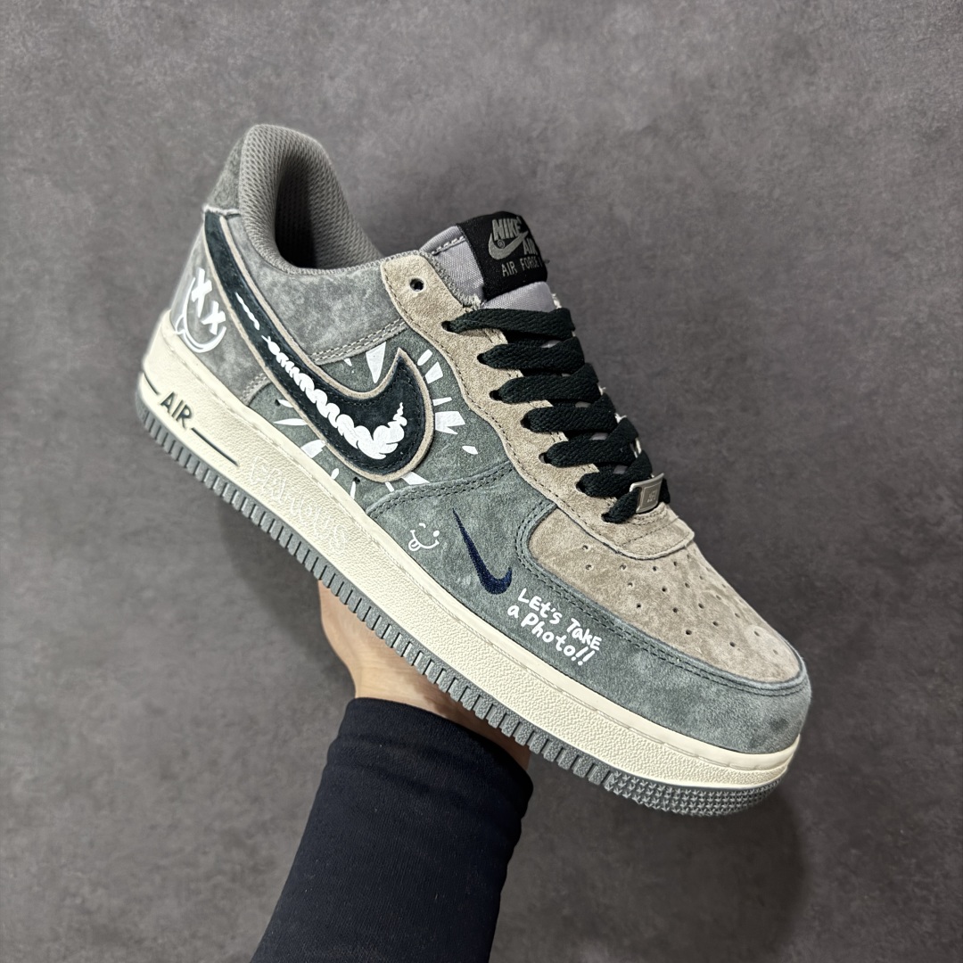 图片[3]-【定制版】Nike Air Force 1\’07 Low \”Grey faced Prince\” 灰脸王子 空军一号低帮休闲板鞋 YD2452-808  #《灰王子》是英国作家芭贝·柯尔创作的儿童绘本 ，获1988年凯特·格林纳威大奖提名奖，适合3岁以上儿童阅读。故事的主角灰王子瘦瘦矮矮、头发乱蓬蓬、满脸小痘痘，与他强壮结实、毛发浓密的三个哥哥形成鲜明对比  尺码：36 36.5 37.5 38 38.5 39 40 40.5 41 42 42.5 43 44 44.5 45-选品中心