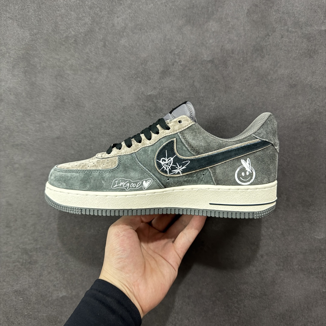 图片[2]-【定制版】Nike Air Force 1\’07 Low \”Grey faced Prince\” 灰脸王子 空军一号低帮休闲板鞋 YD2452-808  #《灰王子》是英国作家芭贝·柯尔创作的儿童绘本 ，获1988年凯特·格林纳威大奖提名奖，适合3岁以上儿童阅读。故事的主角灰王子瘦瘦矮矮、头发乱蓬蓬、满脸小痘痘，与他强壮结实、毛发浓密的三个哥哥形成鲜明对比  尺码：36 36.5 37.5 38 38.5 39 40 40.5 41 42 42.5 43 44 44.5 45-选品中心