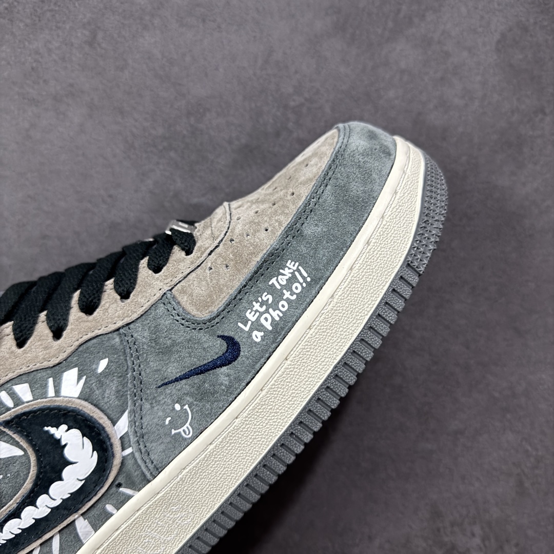 图片[5]-【定制版】Nike Air Force 1\’07 Low \”Grey faced Prince\” 灰脸王子 空军一号低帮休闲板鞋 YD2452-808  #《灰王子》是英国作家芭贝·柯尔创作的儿童绘本 ，获1988年凯特·格林纳威大奖提名奖，适合3岁以上儿童阅读。故事的主角灰王子瘦瘦矮矮、头发乱蓬蓬、满脸小痘痘，与他强壮结实、毛发浓密的三个哥哥形成鲜明对比  尺码：36 36.5 37.5 38 38.5 39 40 40.5 41 42 42.5 43 44 44.5 45-选品中心