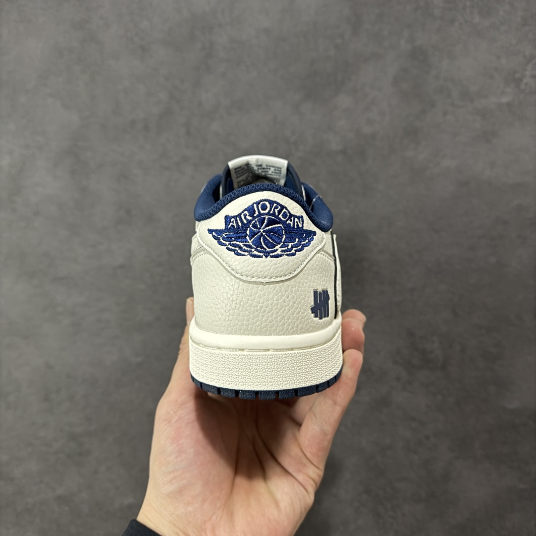 图片[4]-【定制版】Travis Scott x Fragment Design x Air Jordan 1 Low OG SP AJ1 乔1 联名款 低帮文化休闲板鞋 DF1845-533  #多方联名合作融合了Travis Scott 独特的音乐风格，藤原浩个性的设计风格以及Jordan品牌的经典元素 使其成为一双具有独特身份和价值的鞋子 清新而立体的外观加上联名标识更突出了其独特身份 这种配色方案显示出活力和时尚感 在视觉上引人注目 鞋身的质感和细腻的细节处理使其显得高端而格调十足 这款“倒钩”联名是设计与创意完美结合 融合多方的个性风格是一款备受瞩目的潮流鞋款  尺码：36 36.5 37.5 38 38.5 39 40 40.5 41 42 42.5 43 44 44.5 45-选品中心