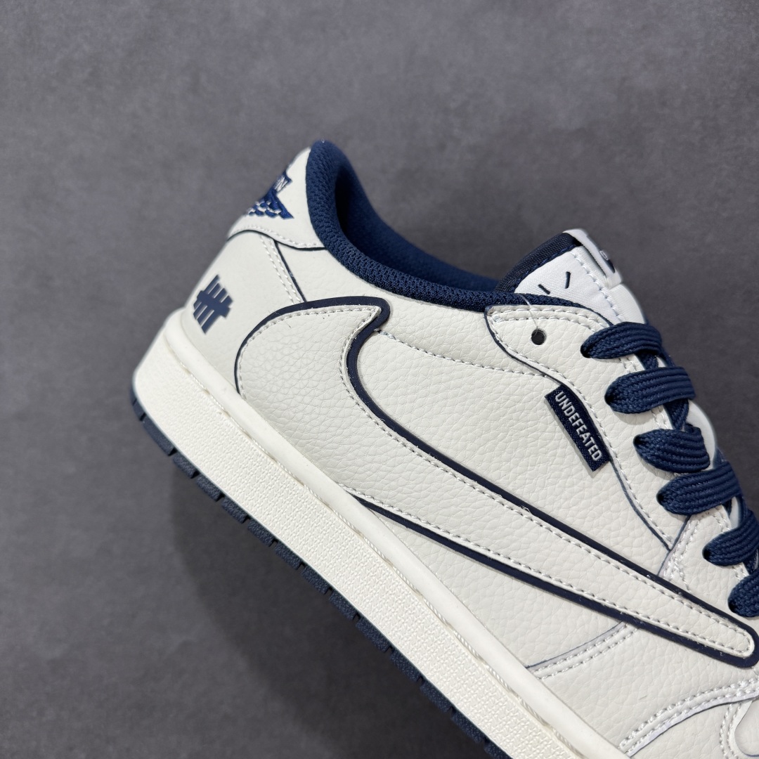 图片[6]-【定制版】Travis Scott x Fragment Design x Air Jordan 1 Low OG SP AJ1 乔1 联名款 低帮文化休闲板鞋 DF1845-533  #多方联名合作融合了Travis Scott 独特的音乐风格，藤原浩个性的设计风格以及Jordan品牌的经典元素 使其成为一双具有独特身份和价值的鞋子 清新而立体的外观加上联名标识更突出了其独特身份 这种配色方案显示出活力和时尚感 在视觉上引人注目 鞋身的质感和细腻的细节处理使其显得高端而格调十足 这款“倒钩”联名是设计与创意完美结合 融合多方的个性风格是一款备受瞩目的潮流鞋款  尺码：36 36.5 37.5 38 38.5 39 40 40.5 41 42 42.5 43 44 44.5 45-选品中心