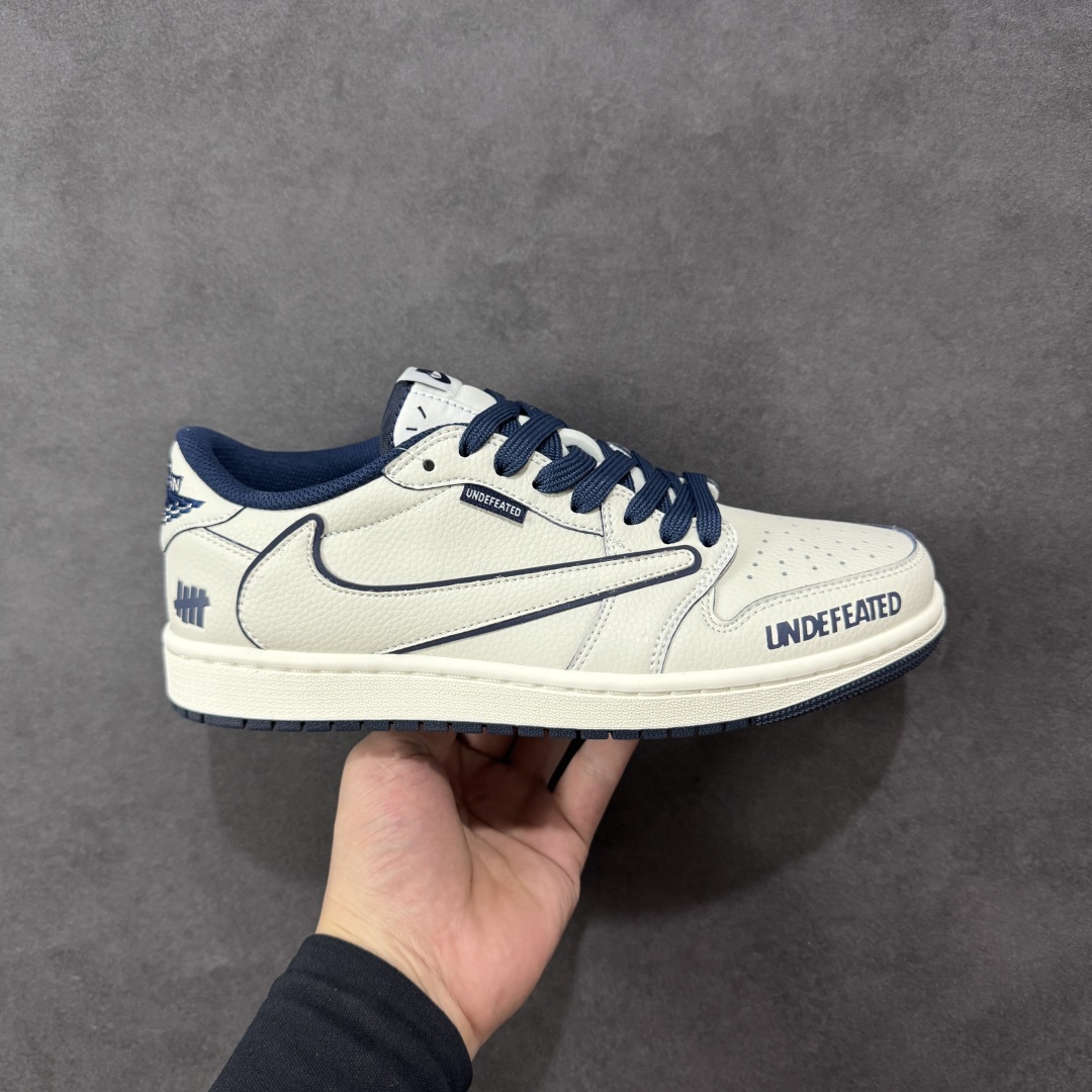 【定制版】Travis Scott x Fragment Design x Air Jordan 1 Low OG SP AJ1 乔1 联名款 低帮文化休闲板鞋 DF1845-533  #多方联名合作融合了Travis Scott 独特的音乐风格，藤原浩个性的设计风格以及Jordan品牌的经典元素 使其成为一双具有独特身份和价值的鞋子 清新而立体的外观加上联名标识更突出了其独特身份 这种配色方案显示出活力和时尚感 在视觉上引人注目 鞋身的质感和细腻的细节处理使其显得高端而格调十足 这款“倒钩”联名是设计与创意完美结合 融合多方的个性风格是一款备受瞩目的潮流鞋款  尺码：36 36.5 37.5 38 38.5 39 40 40.5 41 42 42.5 43 44 44.5 45-选品中心