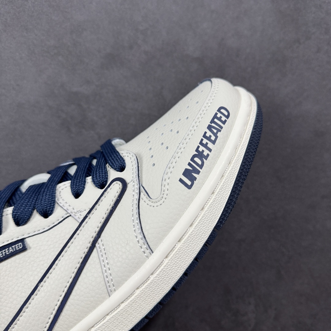 图片[5]-【定制版】Travis Scott x Fragment Design x Air Jordan 1 Low OG SP AJ1 乔1 联名款 低帮文化休闲板鞋 DF1845-533  #多方联名合作融合了Travis Scott 独特的音乐风格，藤原浩个性的设计风格以及Jordan品牌的经典元素 使其成为一双具有独特身份和价值的鞋子 清新而立体的外观加上联名标识更突出了其独特身份 这种配色方案显示出活力和时尚感 在视觉上引人注目 鞋身的质感和细腻的细节处理使其显得高端而格调十足 这款“倒钩”联名是设计与创意完美结合 融合多方的个性风格是一款备受瞩目的潮流鞋款  尺码：36 36.5 37.5 38 38.5 39 40 40.5 41 42 42.5 43 44 44.5 45-选品中心