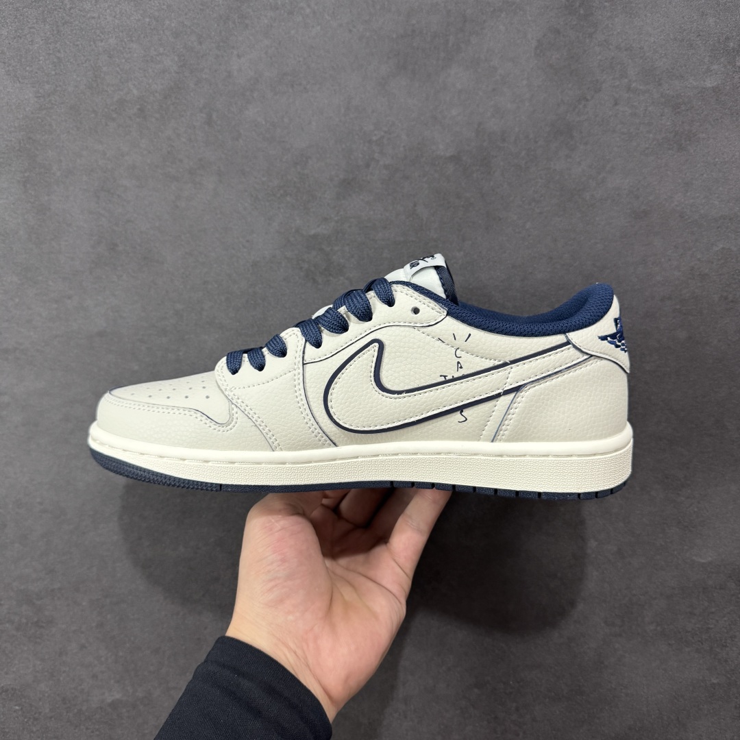 图片[2]-【定制版】Travis Scott x Fragment Design x Air Jordan 1 Low OG SP AJ1 乔1 联名款 低帮文化休闲板鞋 DF1845-533  #多方联名合作融合了Travis Scott 独特的音乐风格，藤原浩个性的设计风格以及Jordan品牌的经典元素 使其成为一双具有独特身份和价值的鞋子 清新而立体的外观加上联名标识更突出了其独特身份 这种配色方案显示出活力和时尚感 在视觉上引人注目 鞋身的质感和细腻的细节处理使其显得高端而格调十足 这款“倒钩”联名是设计与创意完美结合 融合多方的个性风格是一款备受瞩目的潮流鞋款  尺码：36 36.5 37.5 38 38.5 39 40 40.5 41 42 42.5 43 44 44.5 45-选品中心