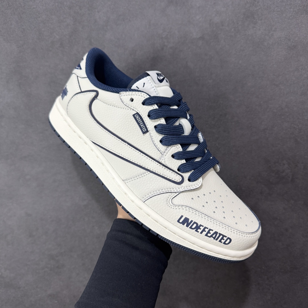 图片[3]-【定制版】Travis Scott x Fragment Design x Air Jordan 1 Low OG SP AJ1 乔1 联名款 低帮文化休闲板鞋 DF1845-533  #多方联名合作融合了Travis Scott 独特的音乐风格，藤原浩个性的设计风格以及Jordan品牌的经典元素 使其成为一双具有独特身份和价值的鞋子 清新而立体的外观加上联名标识更突出了其独特身份 这种配色方案显示出活力和时尚感 在视觉上引人注目 鞋身的质感和细腻的细节处理使其显得高端而格调十足 这款“倒钩”联名是设计与创意完美结合 融合多方的个性风格是一款备受瞩目的潮流鞋款  尺码：36 36.5 37.5 38 38.5 39 40 40.5 41 42 42.5 43 44 44.5 45-选品中心