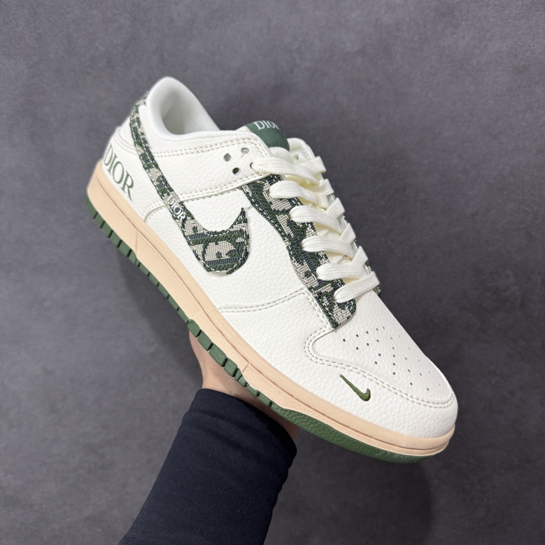 图片[3]-【定制版】Nike SB Dunk Low Dior联名 迷彩绿勾 周年高端定制 低帮休闲板鞋 FC1688-226  #定制鞋盒 大厂纯原品质出货 超高清洁度 皮料切割干净无任何毛边 细节完美   尺码：36 36.5 37.5 38 38.5 39 40 40.5 41 42 42.5 43 44 44.5 45-选品中心