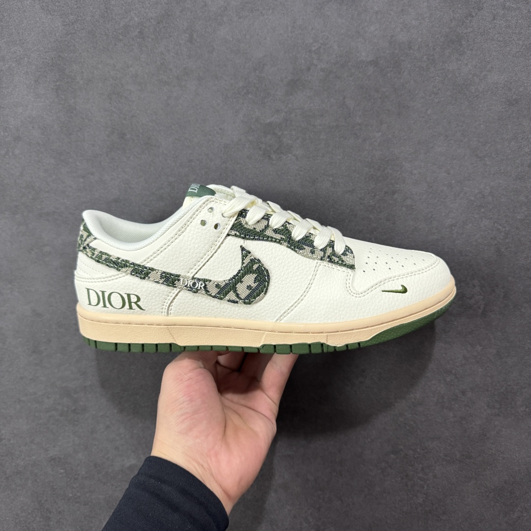 【定制版】Nike SB Dunk Low Dior联名 迷彩绿勾 周年高端定制 低帮休闲板鞋 FC1688-226  #定制鞋盒 大厂纯原品质出货 超高清洁度 皮料切割干净无任何毛边 细节完美   尺码:36 36.5 37.5 38 38.5 39 40 40.5 41 42 42.5 43 44 44.5 45-选品中心