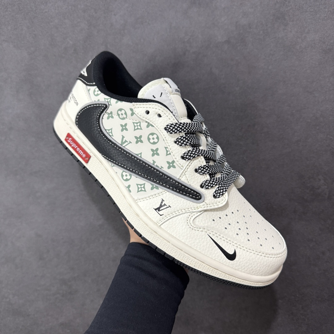 图片[3]-【定制版】Travis Scott x Fragment Design x Air Jordan 1 Low OG SP AJ1 乔1 三方联名 金属黑勾 低帮文化休闲板鞋 YX5066-335  #多方联名合作融合了Travis Scott 独特的音乐风格，藤原浩个性的设计风格以及Jordan品牌的经典元素 使其成为一双具有独特身份和价值的鞋子 清新而立体的外观加上联名标识更突出了其独特身份 这种配色方案显示出活力和时尚感 在视觉上引人注目 鞋身的质感和细腻的细节处理使其显得高端而格调十足 这款“倒钩”联名是设计与创意完美结合 融合多方的个性风格是一款备受瞩目的潮流鞋款  尺码：36 36.5 37.5 38 38.5 39 40 40.5 41 42 42.5 43 44 44.5 45-选品中心