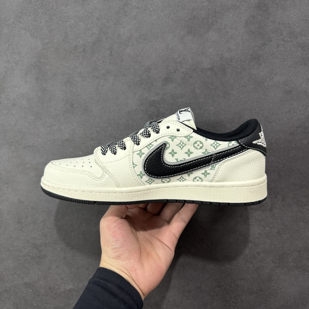 图片[2]-【定制版】Travis Scott x Fragment Design x Air Jordan 1 Low OG SP AJ1 乔1 三方联名 金属黑勾 低帮文化休闲板鞋 YX5066-335  #多方联名合作融合了Travis Scott 独特的音乐风格，藤原浩个性的设计风格以及Jordan品牌的经典元素 使其成为一双具有独特身份和价值的鞋子 清新而立体的外观加上联名标识更突出了其独特身份 这种配色方案显示出活力和时尚感 在视觉上引人注目 鞋身的质感和细腻的细节处理使其显得高端而格调十足 这款“倒钩”联名是设计与创意完美结合 融合多方的个性风格是一款备受瞩目的潮流鞋款  尺码：36 36.5 37.5 38 38.5 39 40 40.5 41 42 42.5 43 44 44.5 45-选品中心