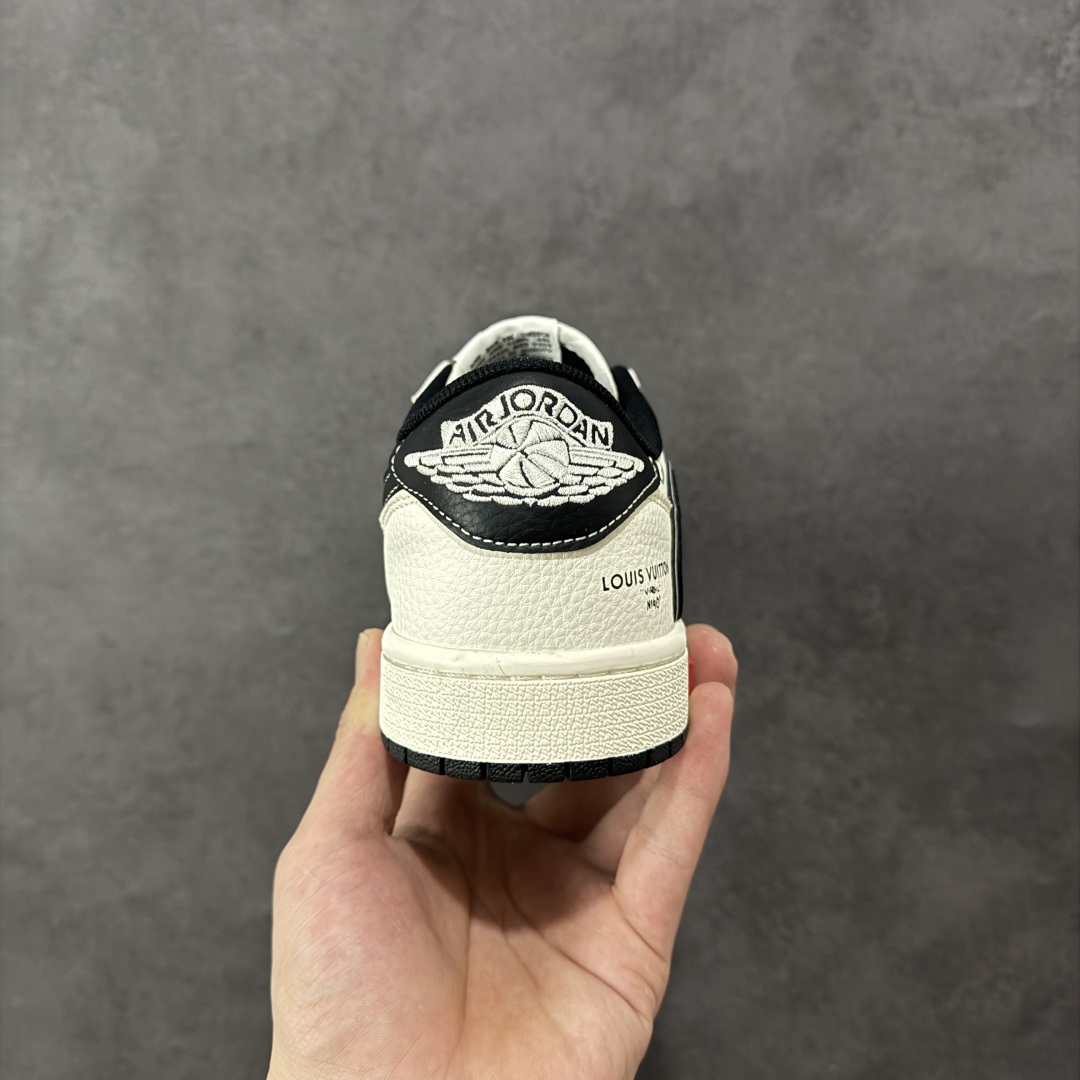 图片[4]-【定制版】Travis Scott x Fragment Design x Air Jordan 1 Low OG SP AJ1 乔1 三方联名 金属黑勾 低帮文化休闲板鞋 YX5066-335  #多方联名合作融合了Travis Scott 独特的音乐风格，藤原浩个性的设计风格以及Jordan品牌的经典元素 使其成为一双具有独特身份和价值的鞋子 清新而立体的外观加上联名标识更突出了其独特身份 这种配色方案显示出活力和时尚感 在视觉上引人注目 鞋身的质感和细腻的细节处理使其显得高端而格调十足 这款“倒钩”联名是设计与创意完美结合 融合多方的个性风格是一款备受瞩目的潮流鞋款  尺码：36 36.5 37.5 38 38.5 39 40 40.5 41 42 42.5 43 44 44.5 45-选品中心