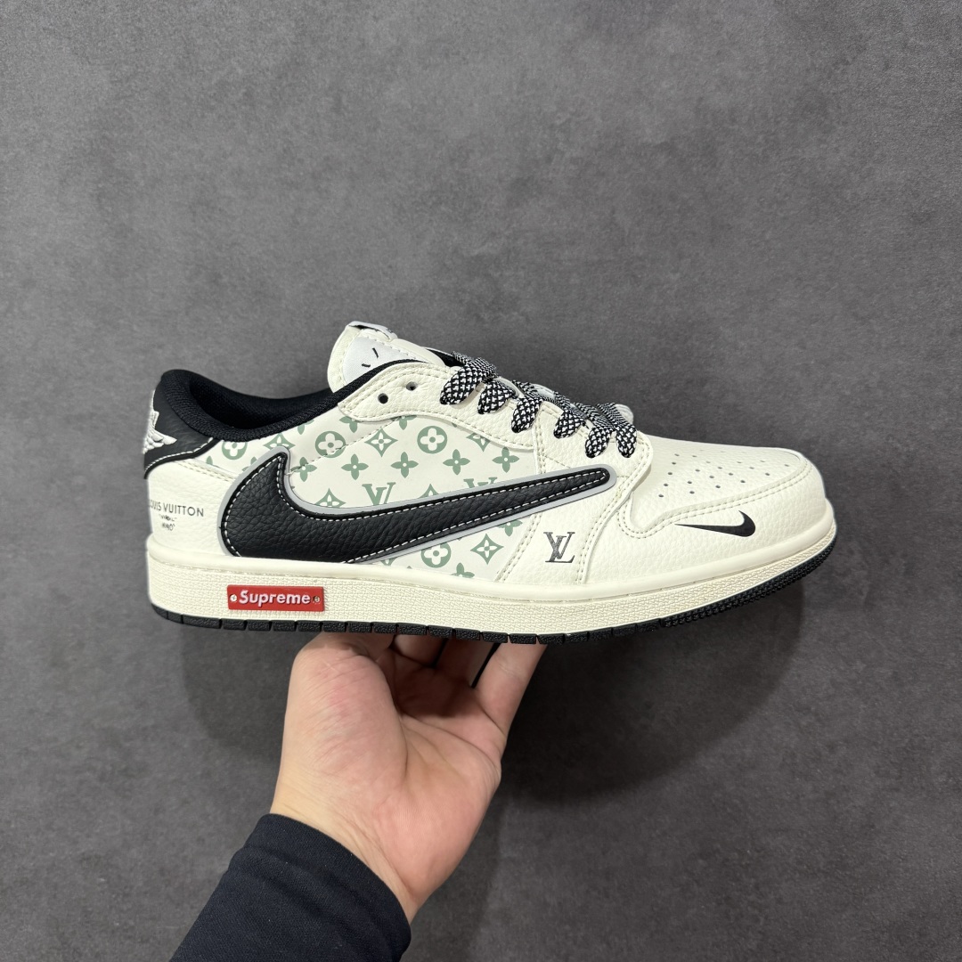 【定制版】Travis Scott x Fragment Design x Air Jordan 1 Low OG SP AJ1 乔1 三方联名 金属黑勾 低帮文化休闲板鞋 YX5066-335  #多方联名合作融合了Travis Scott 独特的音乐风格，藤原浩个性的设计风格以及Jordan品牌的经典元素 使其成为一双具有独特身份和价值的鞋子 清新而立体的外观加上联名标识更突出了其独特身份 这种配色方案显示出活力和时尚感 在视觉上引人注目 鞋身的质感和细腻的细节处理使其显得高端而格调十足 这款“倒钩”联名是设计与创意完美结合 融合多方的个性风格是一款备受瞩目的潮流鞋款  尺码：36 36.5 37.5 38 38.5 39 40 40.5 41 42 42.5 43 44 44.5 45-选品中心