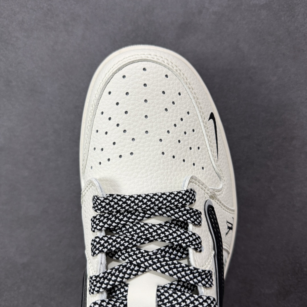 图片[8]-【定制版】Travis Scott x Fragment Design x Air Jordan 1 Low OG SP AJ1 乔1 三方联名 金属黑勾 低帮文化休闲板鞋 YX5066-335  #多方联名合作融合了Travis Scott 独特的音乐风格，藤原浩个性的设计风格以及Jordan品牌的经典元素 使其成为一双具有独特身份和价值的鞋子 清新而立体的外观加上联名标识更突出了其独特身份 这种配色方案显示出活力和时尚感 在视觉上引人注目 鞋身的质感和细腻的细节处理使其显得高端而格调十足 这款“倒钩”联名是设计与创意完美结合 融合多方的个性风格是一款备受瞩目的潮流鞋款  尺码：36 36.5 37.5 38 38.5 39 40 40.5 41 42 42.5 43 44 44.5 45-选品中心