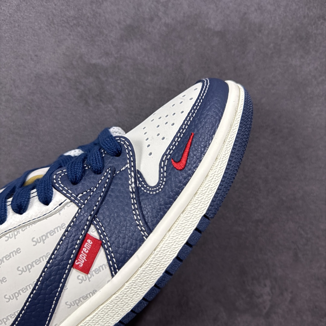 图片[5]-【定制版】Travis Scott x Fragment Design x Air Jordan 1 Low OG SP AJ1 乔1 三方联名 奶白深蓝 低帮文化休闲板鞋 XZ5749-009  #多方联名合作融合了Travis Scott 独特的音乐风格，藤原浩个性的设计风格以及Jordan品牌的经典元素 使其成为一双具有独特身份和价值的鞋子 清新而立体的外观加上联名标识更突出了其独特身份 这种配色方案显示出活力和时尚感 在视觉上引人注目 鞋身的质感和细腻的细节处理使其显得高端而格调十足 这款“倒钩”联名是设计与创意完美结合 融合多方的个性风格是一款备受瞩目的潮流鞋款  尺码：36 36.5 37.5 38 38.5 39 40 40.5 41 42 42.5 43 44 44.5 45-选品中心