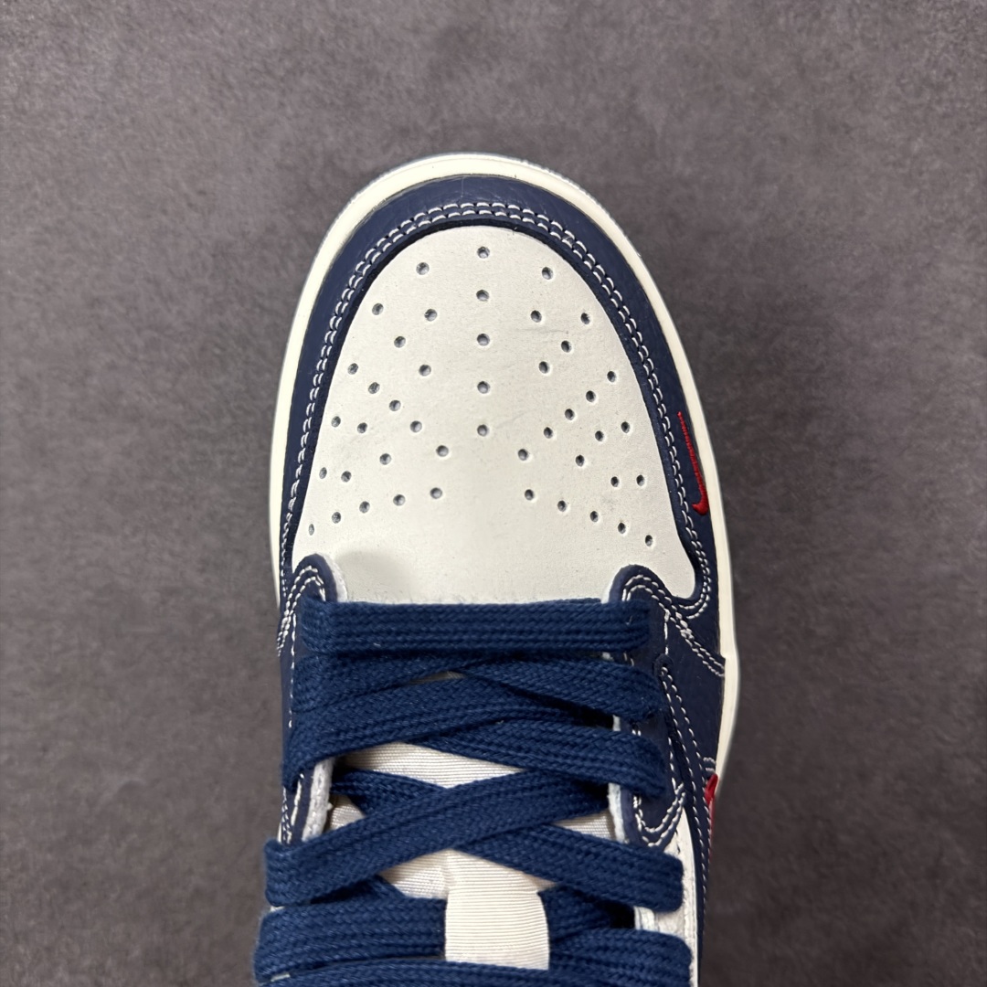 图片[8]-【定制版】Travis Scott x Fragment Design x Air Jordan 1 Low OG SP AJ1 乔1 三方联名 奶白深蓝 低帮文化休闲板鞋 XZ5749-009  #多方联名合作融合了Travis Scott 独特的音乐风格，藤原浩个性的设计风格以及Jordan品牌的经典元素 使其成为一双具有独特身份和价值的鞋子 清新而立体的外观加上联名标识更突出了其独特身份 这种配色方案显示出活力和时尚感 在视觉上引人注目 鞋身的质感和细腻的细节处理使其显得高端而格调十足 这款“倒钩”联名是设计与创意完美结合 融合多方的个性风格是一款备受瞩目的潮流鞋款  尺码：36 36.5 37.5 38 38.5 39 40 40.5 41 42 42.5 43 44 44.5 45-选品中心