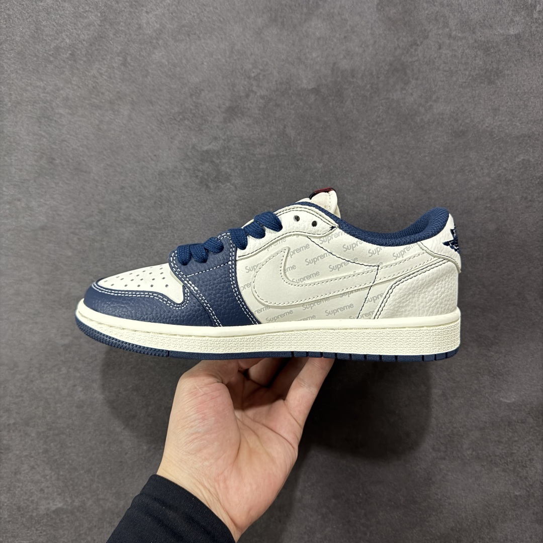 图片[2]-【定制版】Travis Scott x Fragment Design x Air Jordan 1 Low OG SP AJ1 乔1 三方联名 奶白深蓝 低帮文化休闲板鞋 XZ5749-009  #多方联名合作融合了Travis Scott 独特的音乐风格，藤原浩个性的设计风格以及Jordan品牌的经典元素 使其成为一双具有独特身份和价值的鞋子 清新而立体的外观加上联名标识更突出了其独特身份 这种配色方案显示出活力和时尚感 在视觉上引人注目 鞋身的质感和细腻的细节处理使其显得高端而格调十足 这款“倒钩”联名是设计与创意完美结合 融合多方的个性风格是一款备受瞩目的潮流鞋款  尺码：36 36.5 37.5 38 38.5 39 40 40.5 41 42 42.5 43 44 44.5 45-选品中心
