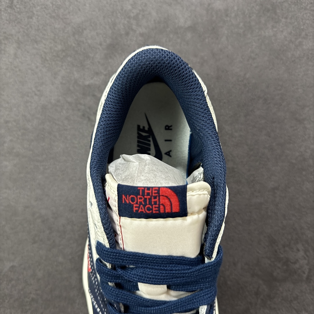 图片[7]-【定制版】Travis Scott x Fragment Design x Air Jordan 1 Low OG SP AJ1 乔1 三方联名 奶白深蓝 低帮文化休闲板鞋 XZ5749-009  #多方联名合作融合了Travis Scott 独特的音乐风格，藤原浩个性的设计风格以及Jordan品牌的经典元素 使其成为一双具有独特身份和价值的鞋子 清新而立体的外观加上联名标识更突出了其独特身份 这种配色方案显示出活力和时尚感 在视觉上引人注目 鞋身的质感和细腻的细节处理使其显得高端而格调十足 这款“倒钩”联名是设计与创意完美结合 融合多方的个性风格是一款备受瞩目的潮流鞋款  尺码：36 36.5 37.5 38 38.5 39 40 40.5 41 42 42.5 43 44 44.5 45-选品中心