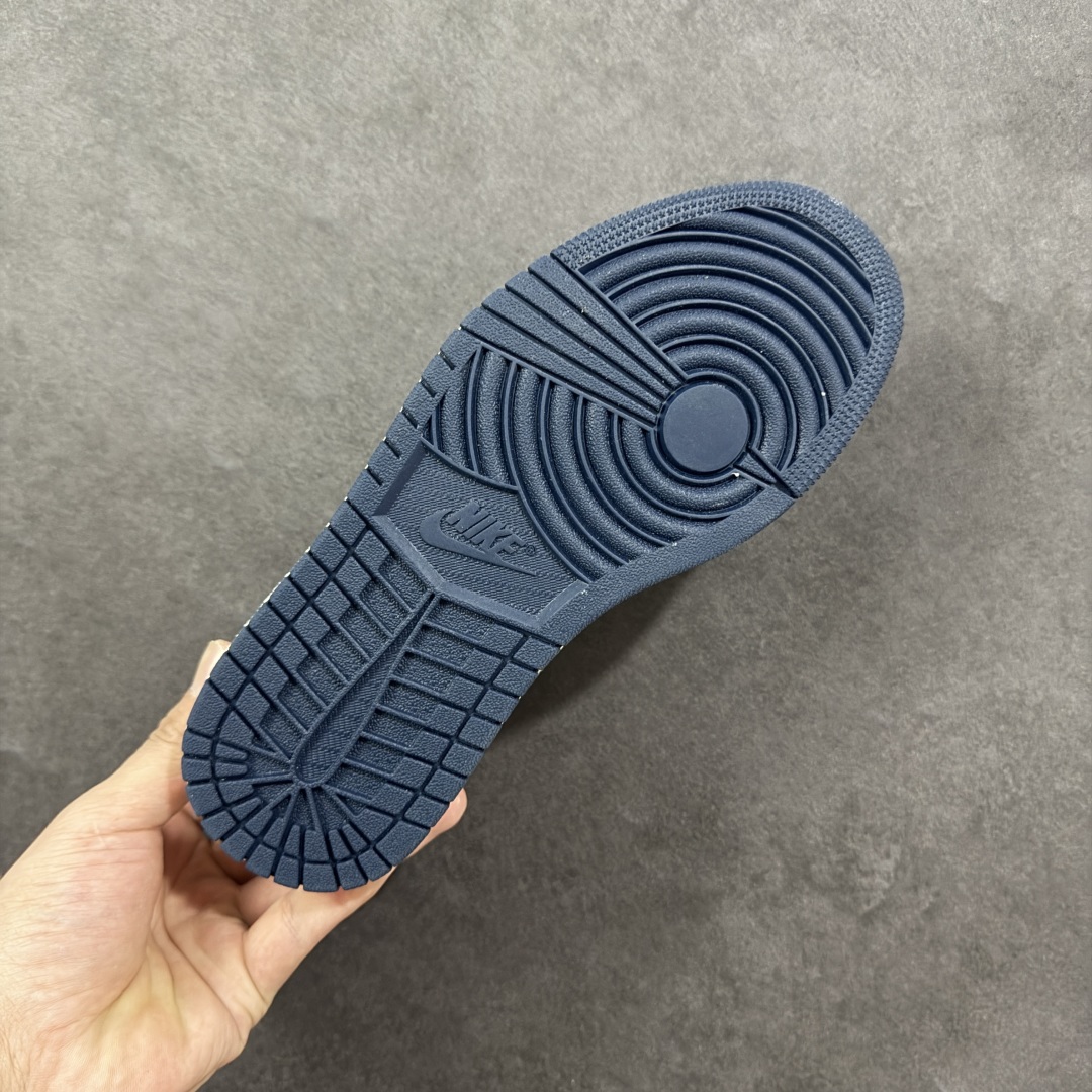 图片[9]-【定制版】Travis Scott x Fragment Design x Air Jordan 1 Low OG SP AJ1 乔1 三方联名 奶白深蓝 低帮文化休闲板鞋 XZ5749-009  #多方联名合作融合了Travis Scott 独特的音乐风格，藤原浩个性的设计风格以及Jordan品牌的经典元素 使其成为一双具有独特身份和价值的鞋子 清新而立体的外观加上联名标识更突出了其独特身份 这种配色方案显示出活力和时尚感 在视觉上引人注目 鞋身的质感和细腻的细节处理使其显得高端而格调十足 这款“倒钩”联名是设计与创意完美结合 融合多方的个性风格是一款备受瞩目的潮流鞋款  尺码：36 36.5 37.5 38 38.5 39 40 40.5 41 42 42.5 43 44 44.5 45-选品中心