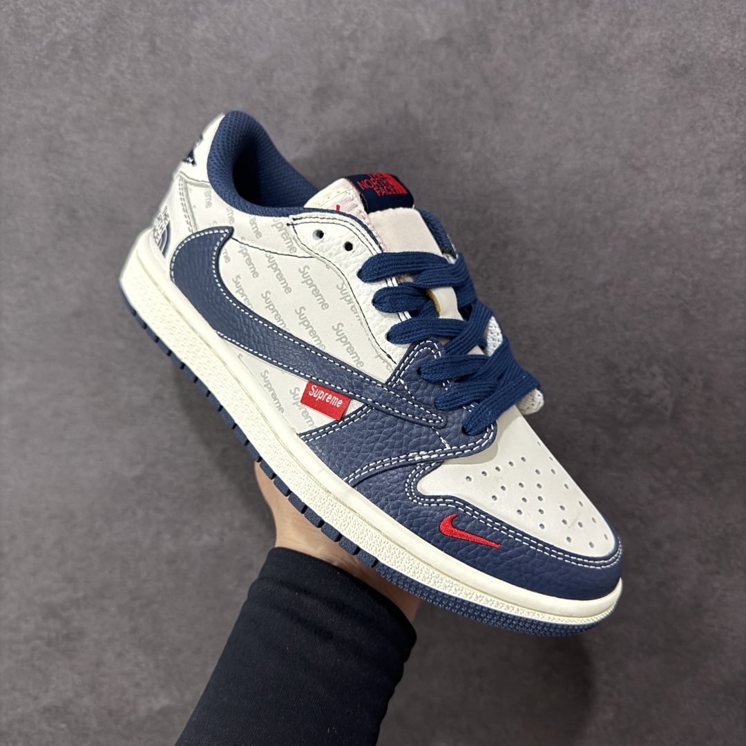 图片[3]-【定制版】Travis Scott x Fragment Design x Air Jordan 1 Low OG SP AJ1 乔1 三方联名 奶白深蓝 低帮文化休闲板鞋 XZ5749-009  #多方联名合作融合了Travis Scott 独特的音乐风格，藤原浩个性的设计风格以及Jordan品牌的经典元素 使其成为一双具有独特身份和价值的鞋子 清新而立体的外观加上联名标识更突出了其独特身份 这种配色方案显示出活力和时尚感 在视觉上引人注目 鞋身的质感和细腻的细节处理使其显得高端而格调十足 这款“倒钩”联名是设计与创意完美结合 融合多方的个性风格是一款备受瞩目的潮流鞋款  尺码：36 36.5 37.5 38 38.5 39 40 40.5 41 42 42.5 43 44 44.5 45-选品中心