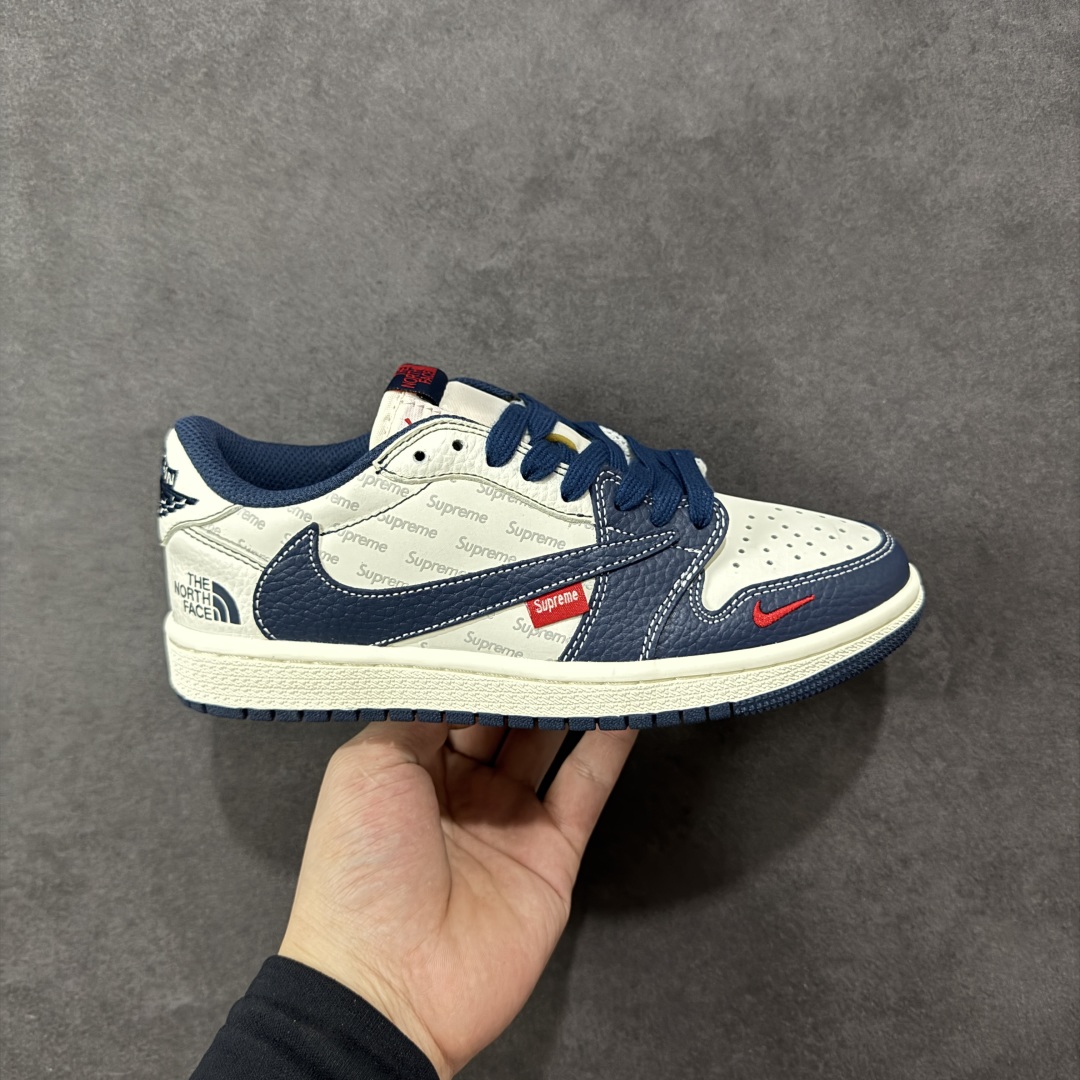 【定制版】Travis Scott x Fragment Design x Air Jordan 1 Low OG SP AJ1 乔1 三方联名 奶白深蓝 低帮文化休闲板鞋 XZ5749-009  #多方联名合作融合了Travis Scott 独特的音乐风格,藤原浩个性的设计风格以及Jordan品牌的经典元素 使其成为一双具有独特身份和价值的鞋子 清新而立体的外观加上联名标识更突出了其独特身份 这种配色方案显示出活力和时尚感 在视觉上引人注目 鞋身的质感和细腻的细节处理使其显得高端而格调十足 这款“倒钩”联名是设计与创意完美结合 融合多方的个性风格是一款备受瞩目的潮流鞋款  尺码:36 36.5 37.5 38 38.5 39 40 40.5 41 42 42.5 43 44 44.5 45-选品中心