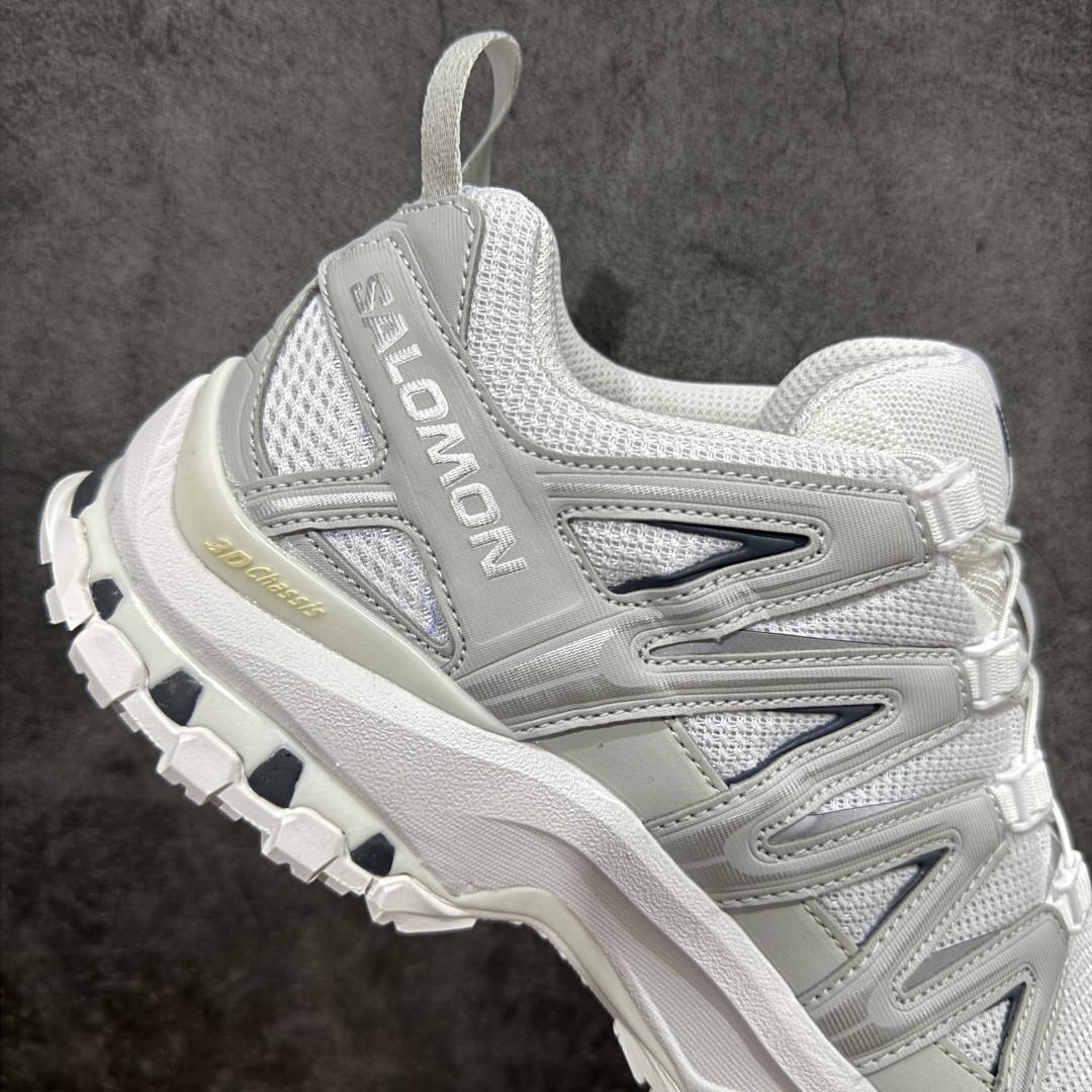 图片[7]-【PK版本】全新版本出货 纯原大厂出品 萨洛蒙 Salomon XA PRO 3D 户外轻便机能鞋 475777 纯原外贸平台特供订单 耗时半年巨作 全套原纸板楦头开发 原厂特供网布配套加持 确保原汁原味 完美呈现版型 原档数据独家私模五层组合大底 男女鞋同步官方开发至46.5 原装Ortholite轻量化鞋垫 中底布带钢印编号 原厂TPU锁扣 进口港宝加持 后跟自然饱满 还原公司包裹性 鞋面以“锯齿”状的包裹系统呈现 在基色底之下加入了各种色点缀 将公司的最新技术和时尚前卫的造型融入耐用的长跑款式中 鞋面由 TPU 薄膜制成 并焊接在高耐磨网眼上 使其既时尚又坚固 由 ACS底盘支撑 可增强稳定性和支撑力 以及由橡胶凸耳 Contragrip外底覆盖的 EVA 缓冲中底 旨在应对崎岖的地形 鞋舌上的彩色Salomon 标签、Quicklace 系统以及鞋头、鞋舌和鞋跟上的附加品牌使细节更加完美 让穿着者可以轻松驾驭户外与通勤下的任何运动生活场景 无缝鞋身户外随意纵横 颜值与脚感兼备 出街通勤 绝对非常吸睛 你值得拥有 尺码：36 36.5 37 38 38.5 39 40 40.5 41 42 42.5 43 44 44.5 45 46-选品中心