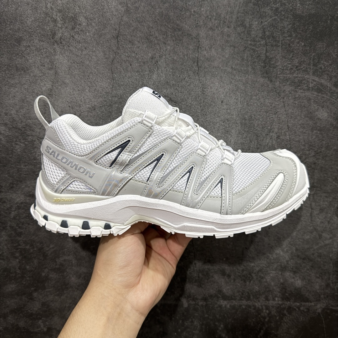 【PK版本】全新版本出货 纯原大厂出品 萨洛蒙 Salomon XA PRO 3D 户外轻便机能鞋 475777 纯原外贸平台特供订单 耗时半年巨作 全套原纸板楦头开发 原厂特供网布配套加持 确保原汁原味 完美呈现版型 原档数据独家私模五层组合大底 男女鞋同步官方开发至46.5 原装Ortholite轻量化鞋垫 中底布带钢印编号 原厂TPU锁扣 进口港宝加持 后跟自然饱满 还原公司包裹性 鞋面以“锯齿”状的包裹系统呈现 在基色底之下加入了各种色点缀 将公司的最新技术和时尚前卫的造型融入耐用的长跑款式中 鞋面由 TPU 薄膜制成 并焊接在高耐磨网眼上 使其既时尚又坚固 由 ACS底盘支撑 可增强稳定性和支撑力 以及由橡胶凸耳 Contragrip外底覆盖的 EVA 缓冲中底 旨在应对崎岖的地形 鞋舌上的彩色Salomon 标签、Quicklace 系统以及鞋头、鞋舌和鞋跟上的附加品牌使细节更加完美 让穿着者可以轻松驾驭户外与通勤下的任何运动生活场景 无缝鞋身户外随意纵横 颜值与脚感兼备 出街通勤 绝对非常吸睛 你值得拥有 尺码：36 36.5 37 38 38.5 39 40 40.5 41 42 42.5 43 44 44.5 45 46-选品中心